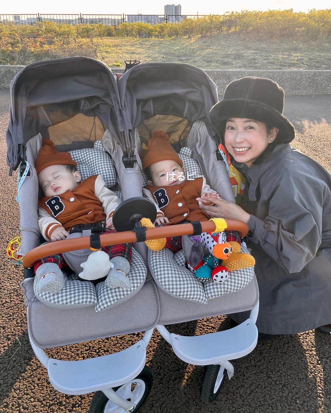 美甘子さんのインスタグラム写真 - (美甘子Instagram)「先週末は家族で二子玉川へ。二子玉川は子連れに優しいので、気兼ねなく楽しめます。ゆうピーはるピーはスタジャンと赤チェックのズボンにニット帽で寒さ対策。  100本のスプーンでは離乳食を無償提供してくれるので、ゆうピーはるピーと一緒に食事ができて嬉しかった☺️ 2人ともモリモリ食べて完食☺️  ボーネルンドでクリスマスプレゼントの下見と、2人が今遊べるオモチャをパパが買ってくれました☺️  帰る頃にはクリスマスツリーがライトアップ。  少し歩いて、カフェlet it beであったかい飲み物飲んで帰りました☺️居心地良くてホッ🥰素敵なご夫婦が営んでいます。  #ゆうピーはるピー  #双子 #双子ママ #双子のいる生活 #twinsbaby  #二子玉川 #二子玉川カフェ  #100本のスプーン」11月20日 20時56分 - rekish_mikako