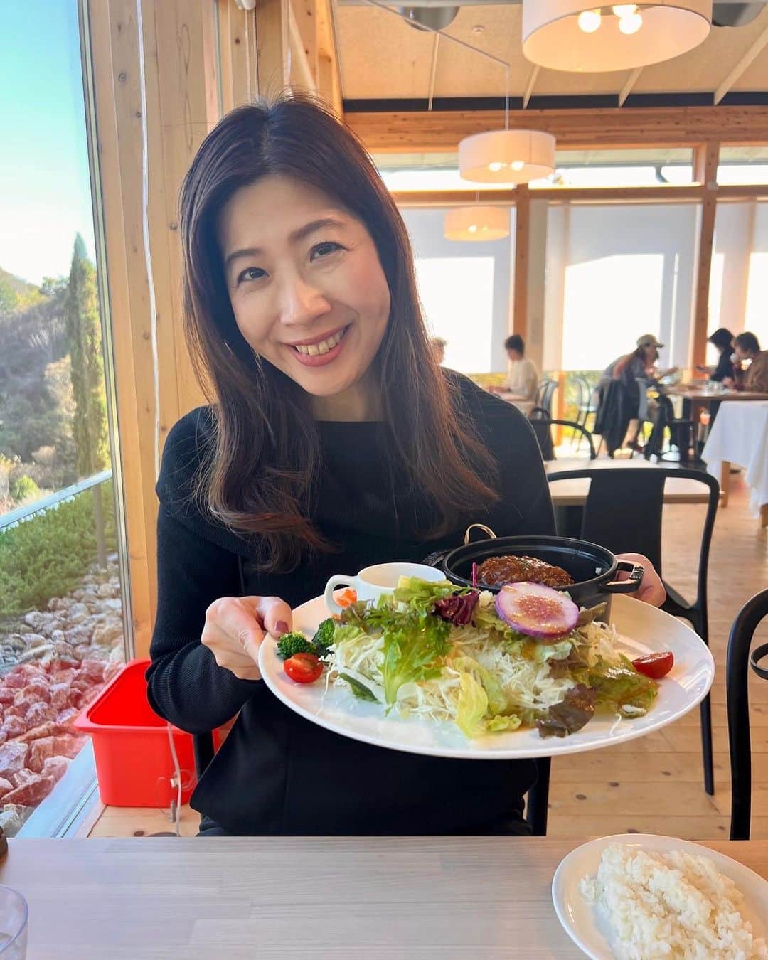 半井小絵のインスタグラム：「そして牧野植物園と植物園内のレストラン C.L.GARDENへ  牧野博士の植物園は時間の都合でゆっくり見学できませんでしたが、レストランのランチプレートがとても可愛いかったです♪ハンバーグ美味しかった☺️  ご案内いただいた里枝さん✨有難うございました❣️」