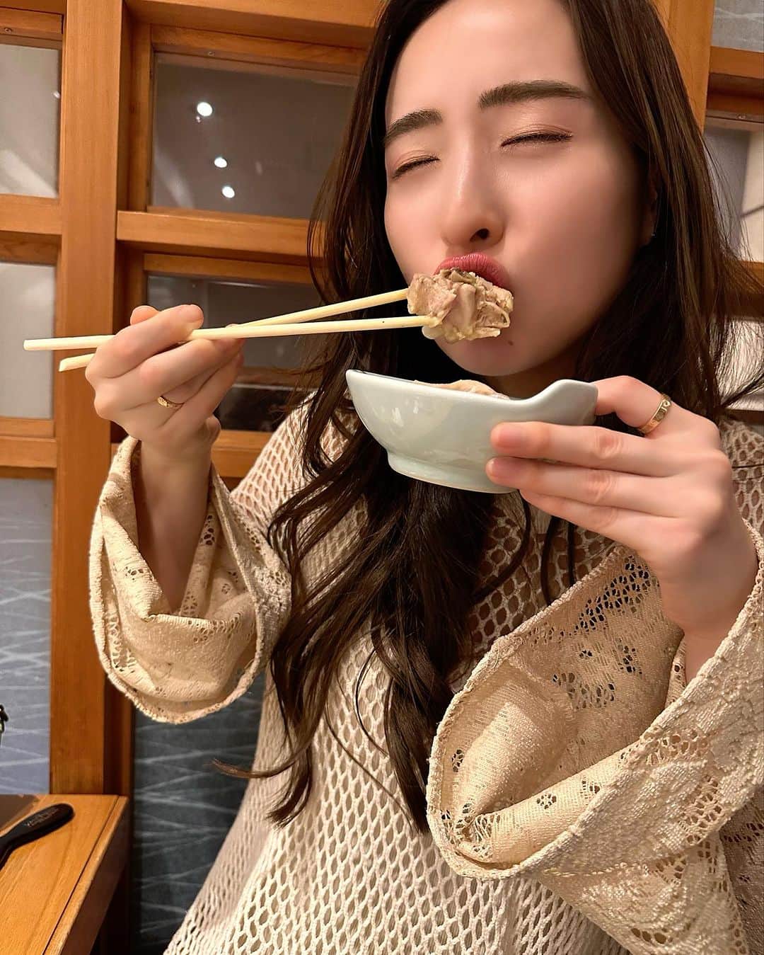 齊藤家澄さんのインスタグラム写真 - (齊藤家澄Instagram)「#福岡  #博多 #たきみず!!!  #中国の人多い(っ︎︎◜ ~ ◝ )  #大好き水炊き❤️  #大名のあのコーンスープの水炊きお店予約とれない😞  #だけどもだけど！  #どこでもおいち〰️🫶  #お姉さんがついでくれるの美味૮( ⊃⌯'༥'⌯)⊃🐥⸒⸒  # ´༥`  #ちーおい顔選手権!!!(⸝⸝ ◜~◝⸝⸝)」11月20日 20時57分 - kanchi_w