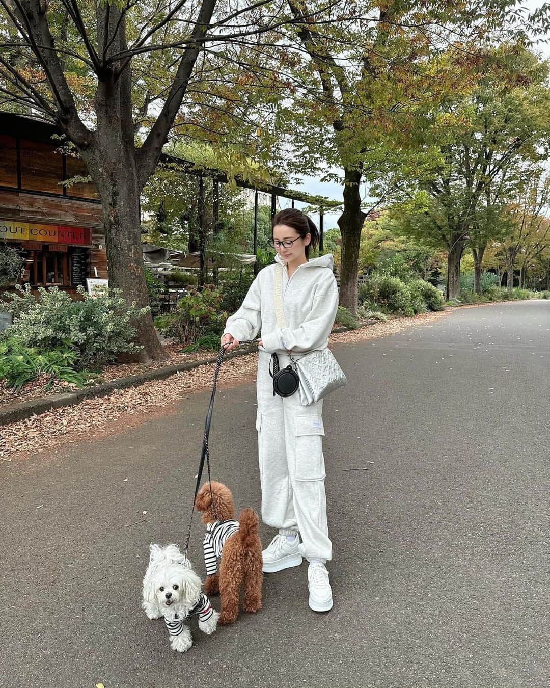 桃華絵里のインスタグラム：「中国へ行く前の写真2🇯🇵 お散歩編🐻🐻‍❄️  お散歩に最適な set up🤍  ゆるたぽながらも ハイウエストで スタイルUP効果がある裏起毛の ポカポカset upです🫶🏻  本日も 沢山のご注文を 本当にありがとうございます🥹♡♡♡  #mocoas #お散歩コーデ」