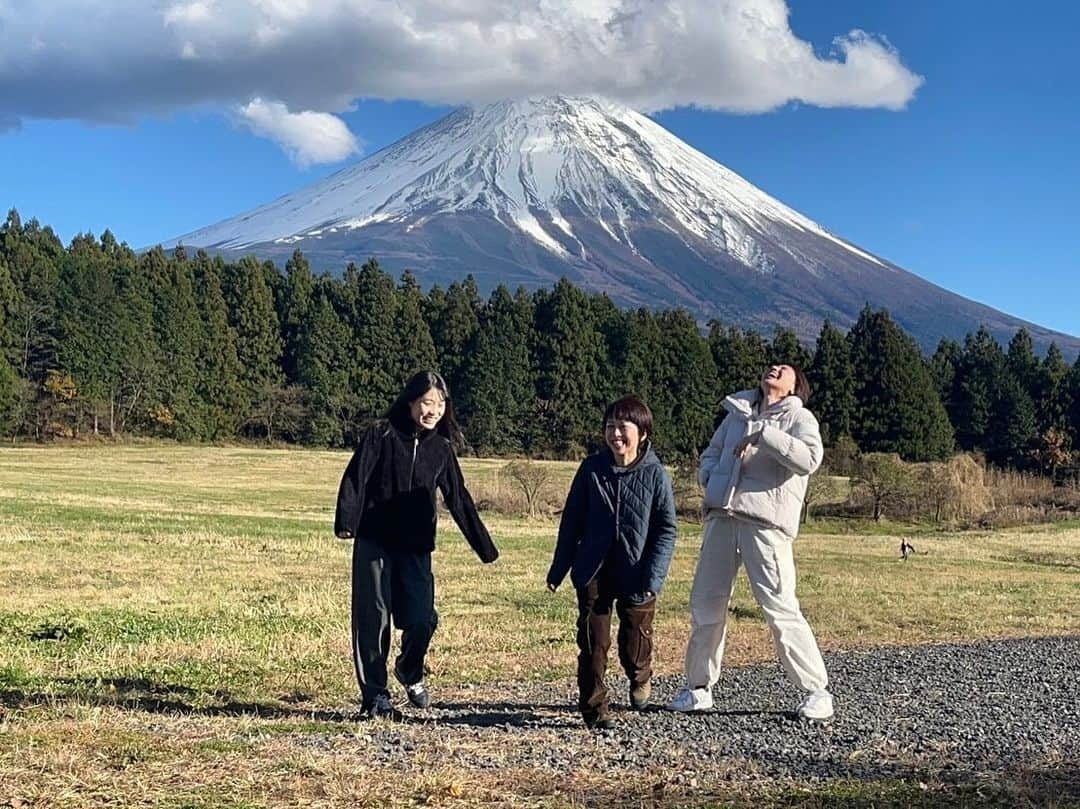 央雅光希さんのインスタグラム写真 - (央雅光希Instagram)「お友達と初キャンプ！なんと富士山の見えるキャンプ場で。 楽しすぎてずっとウキウキしてた！初心者2人だけだったら恐らく火も起こせなかったし夜は寒すぎて寝れなかっただろうな。キャンパーみーさんに感謝🔥 電車降りた時は強風に大雨に、台風ですか？ってくらいの荒天で終わった…って思ったけど、夕方からはギリギリ晴れて焚き火もできて本当に最高に楽しかった。定期的に自然に触れる時間、大切にしたい。 #キャンプ」11月20日 20時57分 - tatatata_ayk