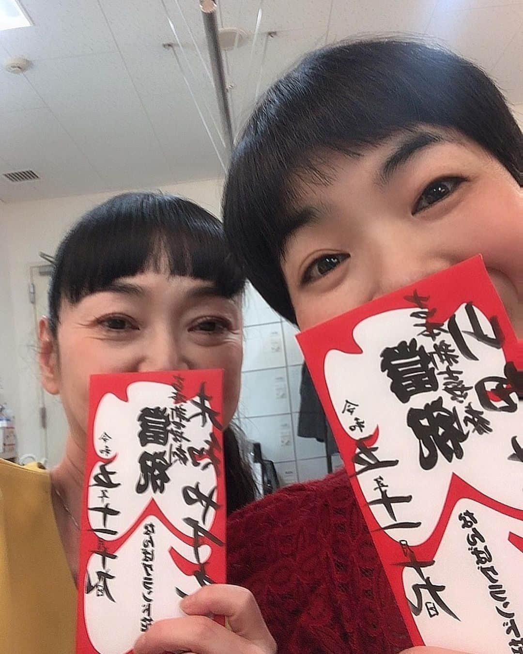 未知やすえのインスタグラム：「今日までのNGKとても楽しく 素敵な新喜劇でした✨ 昨日は大入りも出ました！ 前説で盛り上げてくれたのは 川筋ライラちゃんと住吉大和君 ありがとうございました❤️ 気温差が激しい時期です体調崩さないようにしましょうね！ #NGK #よしもと新喜劇  #吉本新喜劇  #山田花子 #烏川耕一 #川筋ライラ #住吉大和 #未知やすえ #大入り」