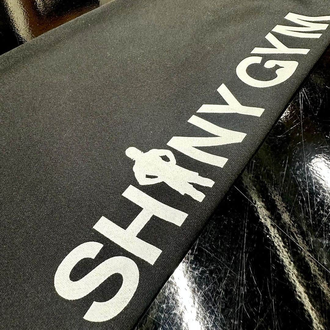 シャイニー薊さんのインスタグラム写真 - (シャイニー薊Instagram)「. #SHINYGYM オリジナルウェア 冬物の販売期間が決定しました☆  今回のデザインはこの期間のみの販売となります！ 次回販売はありませんので、期間内にお求めください‼️  ジムだけでなく普段着としても着ていただけるように 上下どの組み合わせで着ても合うように 着心地にこだわり、動きやすさにこだわり 作りました。  ジムの会員様だけではなくトレーニングを楽しむ皆さんと同じ気持ちで楽しめるように✨ このデザインのアパレルを作りました。  販売した売り上げは、鉄槌マシン開発に使わせていただきます！ 新たなマシンを開発する為、設計を形にするためにも是非お買い求めください‼️  #シャイニージム #SHINYGYM#シャイニー薊 #鉄槌 #マシン開発 #腹筋 #アームカール 2台は設計済み☆ #新たなマシン 開発費に充てさせていただきます」11月20日 20時59分 - shiny_azami