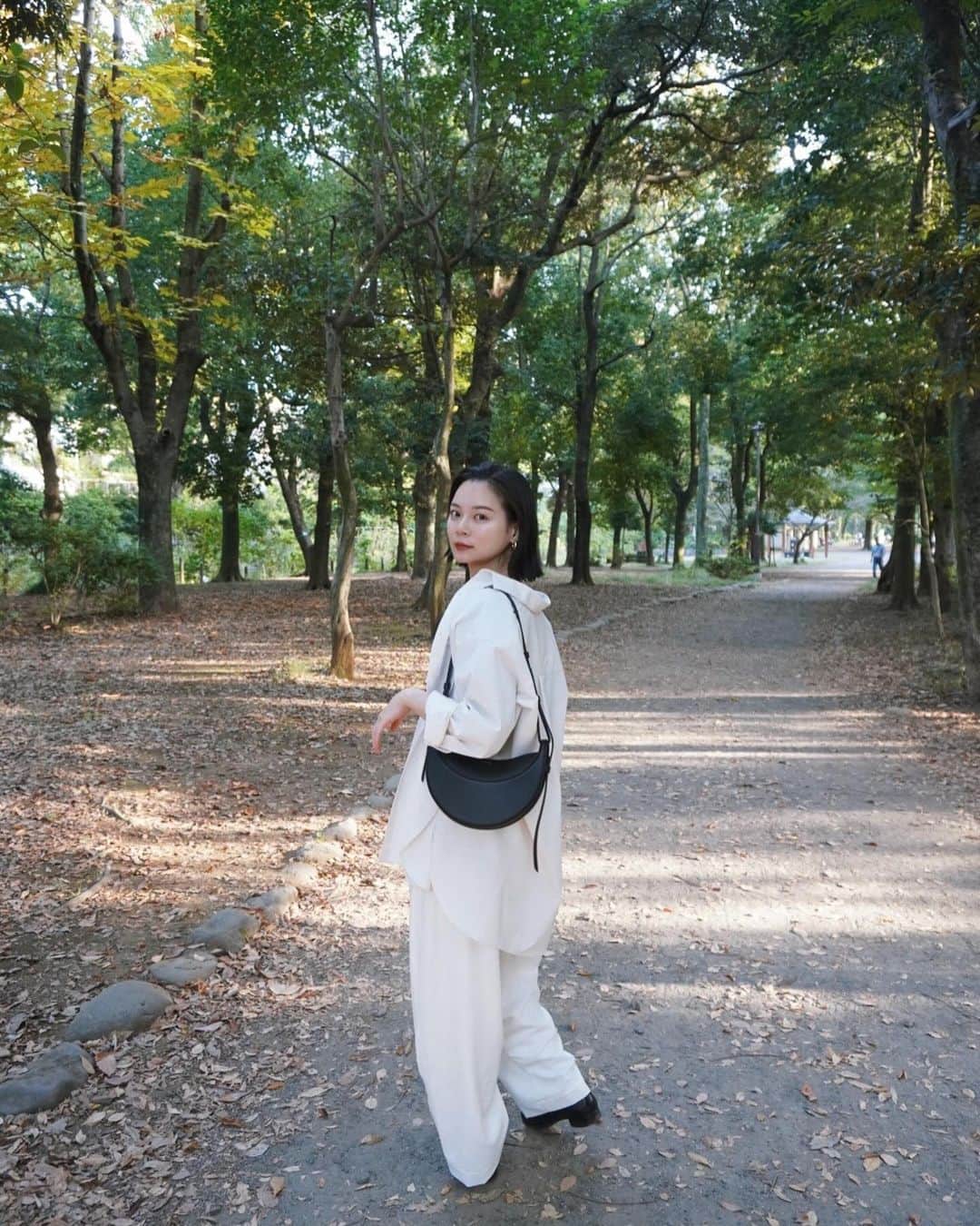 斎藤有沙のインスタグラム：「こちらも少し前のコーディネート。 (今週はまたまた気温が上がるみたいですね…！)  お気に入りのシャツは、春から飽きずにずっと愛用しています☺︎ 私にとっての、迷った時のお助けアイテム🤝  制服のようなアイテムが一着あると本当に便利。 毎日新しいコーディネートを考えず、出かける前の時間短縮にも繋がる🤝  同じ洋服でも、アクセサリーや小物を変える事で、自分自身の個性を表現する事ができますよ(しています)🤝🤍」
