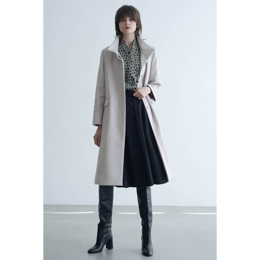 NARACAMICIE Japanのインスタグラム：「2023 Winter Collection  COAT 30-32-26-707 スタンドカラーコート  BLOUSE　10-32-01-005 チェーンプリントボウタイブラウス 10月入荷予定  SKIRT 30-32-08-908 タックフレアミディスカート  ※入荷時期は変更になる場合がございます。  新作は @naracamicie_jp プロフィールURLからチェック！  #ナラカミーチェ #2023autumn #2023aw #2023秋 #2023秋冬」