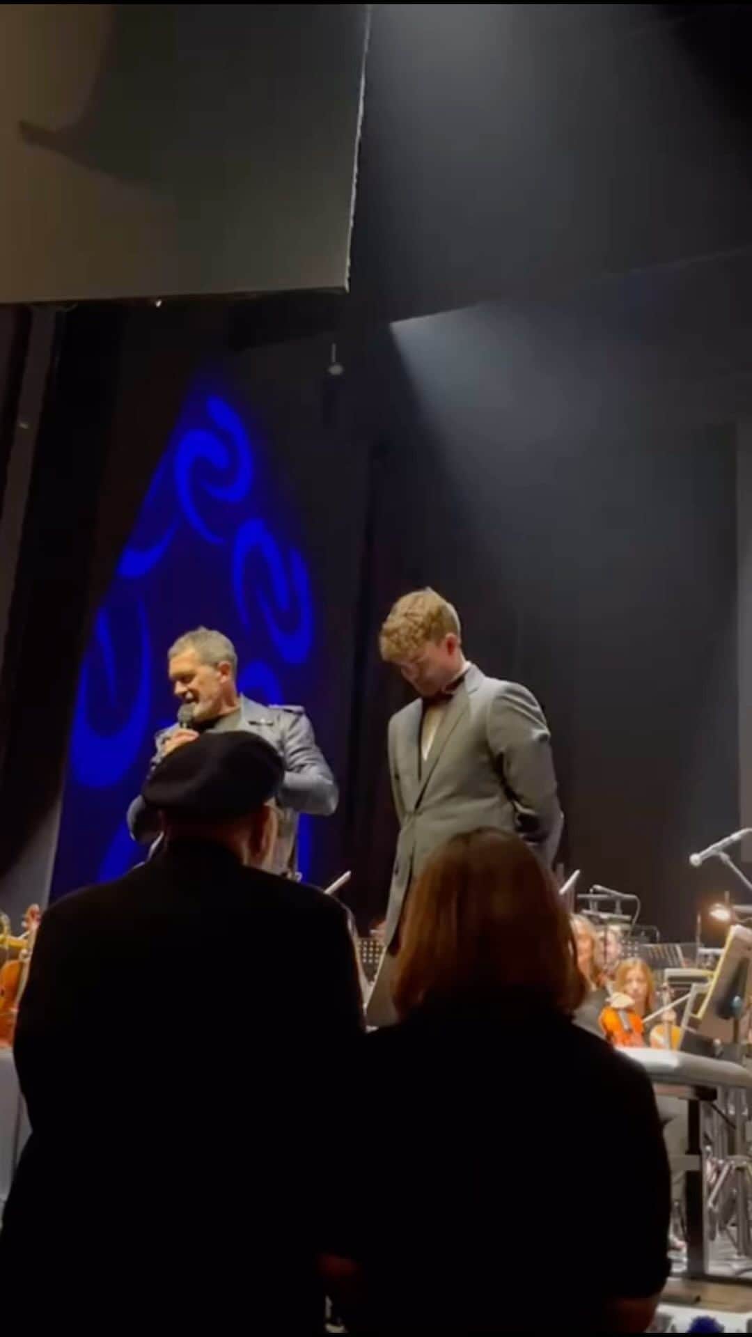 アントニオ・バンデラスのインスタグラム：「Dejadme contaros que este sábado por la noche, tras la fantástica interpretación de “Rapsodia in Blue” por la Larios Pop del Soho, fuimos sorprendidos por la visita de Chucho Valdés. Subió al escenario y le dio un abrazo en forma de antorcha de continuidad musical a nuestro jovencísimo solista (17 años) Marcos Castilla.  Un momento inolvidable para todos los que allí estábamos. 👏👏👏  @chuchovaldesmusic @maarcoscaastilla @teatrodelsoho @caixabank #malaga #chuchovaldes #LariosPopDelSoho @arturoboscovich」