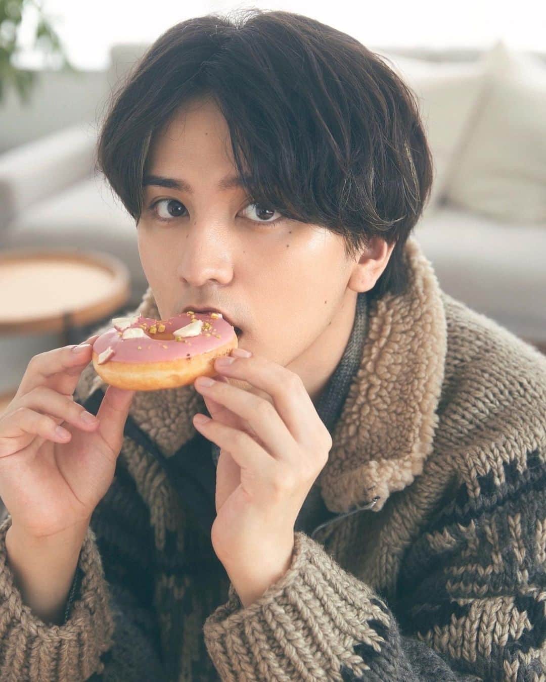 瀬戸利樹のインスタグラム：「今月のDUeTも発売してますー！ 遅くなりました😟 テーマは秋のご飯について。 秋といえば、秋刀魚よなあああ 食べてるのは団子だけど、、笑 そしてもう冬だけど、、笑 見てみてねん🤘 #duet #other #食欲の秋 #連載」