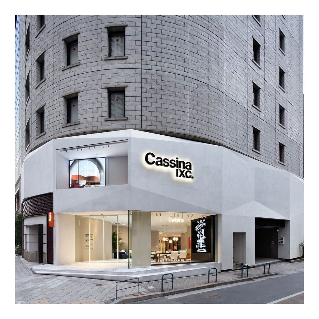 Cassina ixc. (カッシーナ・イクスシー) のインスタグラム：「カッシーナ・イクスシー青山本店を改装し、2023年10月21日（土）にリニューアルオープンしました。メインブランドであるカッシーナの世界観をその哲学“The Cassina Perspective”のもとに作り上げています。これは、革新的な製品とモダンなデザインアイコンが融合した多彩なコレクションにより、温かみのある魅力的な雰囲気を作り出す独自のビジョンです。 . #cassina #cassinaixc #thecassinaperspective #interior #interiorinspiration #homedecor #design #lifestyle #カッシーナ #カッシーナイクスシー #インテリア #インテリアショップ #インテリアコーディネート #ライフスタイル #デザイン #東京 #青山 #外苑前 #リニューアルオープン」