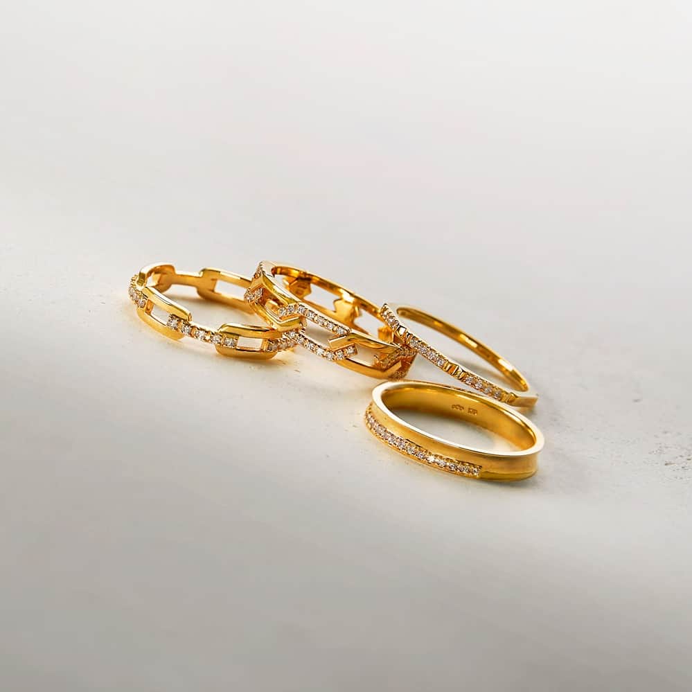 ココシュニックのインスタグラム：「. 白く輝くダイヤモンドが 真冬にぴったり  ✔︎リング（左から） ¥68,200(66301) ￥99,000(66302) ￥46,200(66304)  ￥68,200(66307) すべてK10YG、ダイヤモンド  #新作 #cocoshnik  #ココシュニック #jewelry  #ジュエリー#pierce  #accessory  #ギフト #gift #アクセサリー #華奢リング #華奢アクセ　#華奢ジュエリー #ダイヤモンドリング　#指輪 #重ねづけ」