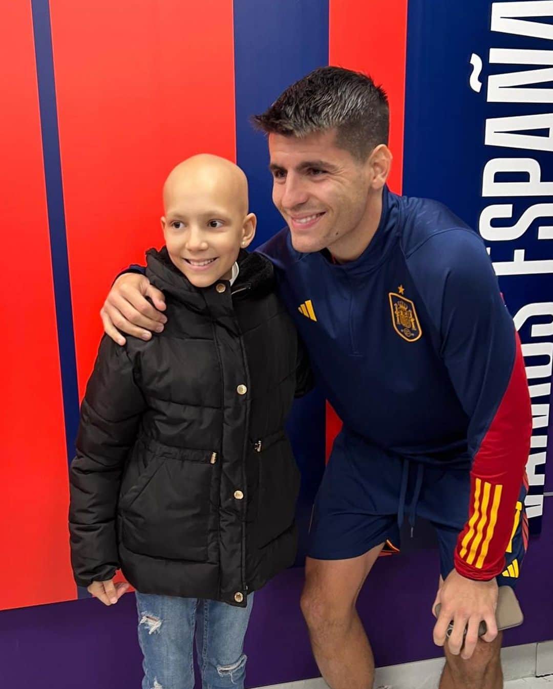 アルバロ・モラタさんのインスタグラム写真 - (アルバロ・モラタInstagram)「Anoche volvimos a vivir algo mágico en el partido de la selección española.  @alvaromorata , aunque siempre te guste hacer las cosas en silencio , quiero destacar una vez más tú grandeza y los valores que tienes. Esta semana nos invito a M4ria y a su familia para verle con la @sefutbol y tener un detalle con ella y con el pequeño Hugo que también lucha contra un tumor cerebral. Tuvimos la suerte de estar también con @rororiquelme10 al que después de compartir partido con su familia se entiende porque tiene esos valores y esa nobleza. Gracias una vez más por seguir cumpliendo los sueños de nuestra guerrera y por hacerla tan feliz. Alvaro eres sin duda una de las personas más grande que he conocido , un ejemplo para esta sociedad」11月20日 21時01分 - alvaromorata