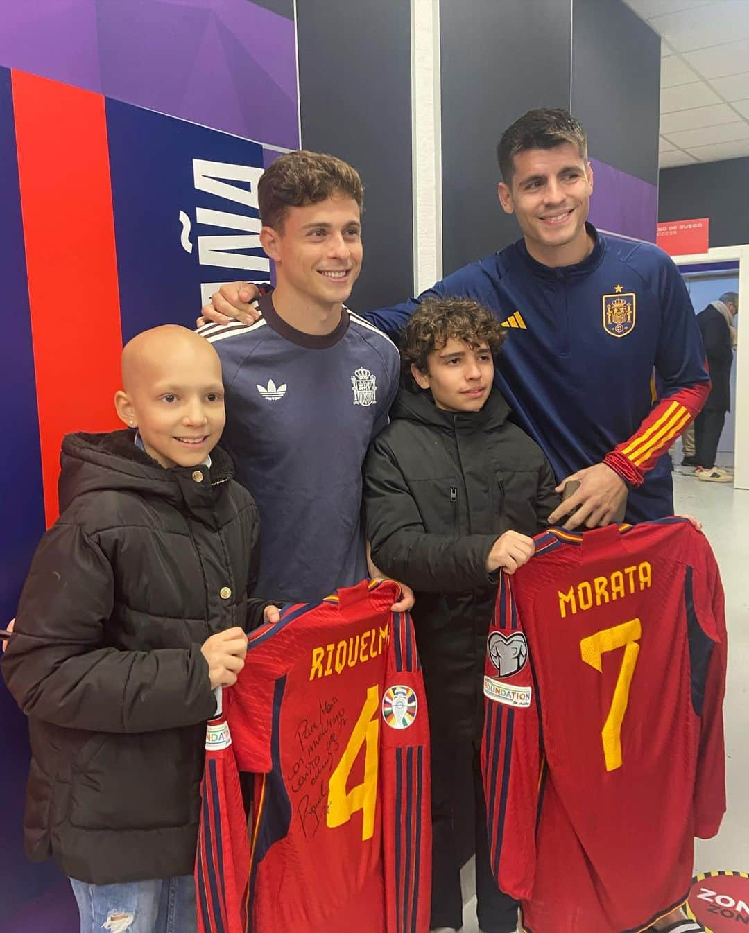 アルバロ・モラタさんのインスタグラム写真 - (アルバロ・モラタInstagram)「Anoche volvimos a vivir algo mágico en el partido de la selección española.  @alvaromorata , aunque siempre te guste hacer las cosas en silencio , quiero destacar una vez más tú grandeza y los valores que tienes. Esta semana nos invito a M4ria y a su familia para verle con la @sefutbol y tener un detalle con ella y con el pequeño Hugo que también lucha contra un tumor cerebral. Tuvimos la suerte de estar también con @rororiquelme10 al que después de compartir partido con su familia se entiende porque tiene esos valores y esa nobleza. Gracias una vez más por seguir cumpliendo los sueños de nuestra guerrera y por hacerla tan feliz. Alvaro eres sin duda una de las personas más grande que he conocido , un ejemplo para esta sociedad」11月20日 21時01分 - alvaromorata