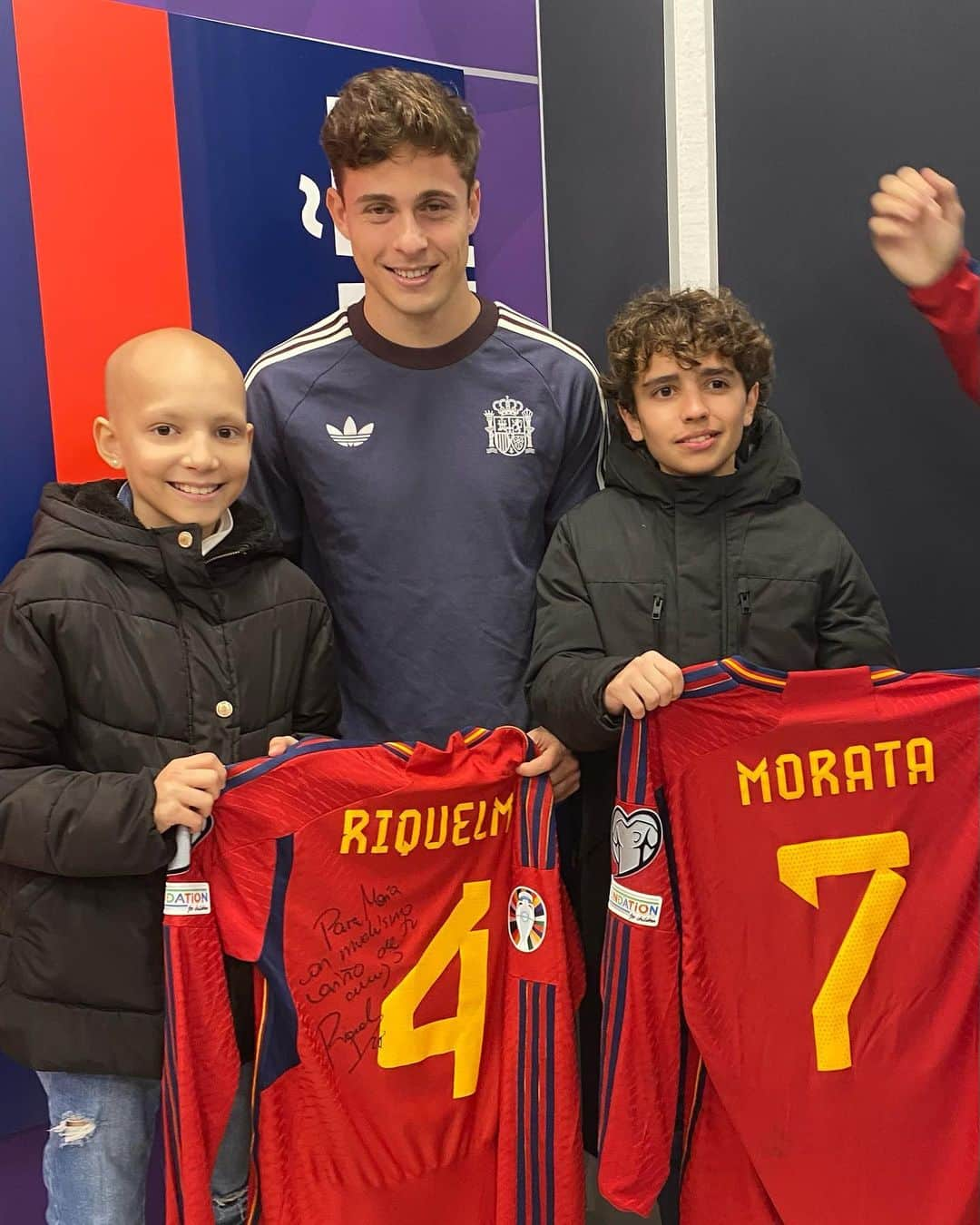 アルバロ・モラタさんのインスタグラム写真 - (アルバロ・モラタInstagram)「Anoche volvimos a vivir algo mágico en el partido de la selección española.  @alvaromorata , aunque siempre te guste hacer las cosas en silencio , quiero destacar una vez más tú grandeza y los valores que tienes. Esta semana nos invito a M4ria y a su familia para verle con la @sefutbol y tener un detalle con ella y con el pequeño Hugo que también lucha contra un tumor cerebral. Tuvimos la suerte de estar también con @rororiquelme10 al que después de compartir partido con su familia se entiende porque tiene esos valores y esa nobleza. Gracias una vez más por seguir cumpliendo los sueños de nuestra guerrera y por hacerla tan feliz. Alvaro eres sin duda una de las personas más grande que he conocido , un ejemplo para esta sociedad」11月20日 21時01分 - alvaromorata