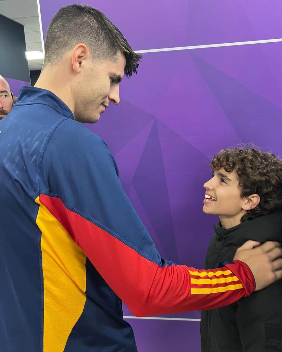 アルバロ・モラタさんのインスタグラム写真 - (アルバロ・モラタInstagram)「Anoche volvimos a vivir algo mágico en el partido de la selección española.  @alvaromorata , aunque siempre te guste hacer las cosas en silencio , quiero destacar una vez más tú grandeza y los valores que tienes. Esta semana nos invito a M4ria y a su familia para verle con la @sefutbol y tener un detalle con ella y con el pequeño Hugo que también lucha contra un tumor cerebral. Tuvimos la suerte de estar también con @rororiquelme10 al que después de compartir partido con su familia se entiende porque tiene esos valores y esa nobleza. Gracias una vez más por seguir cumpliendo los sueños de nuestra guerrera y por hacerla tan feliz. Alvaro eres sin duda una de las personas más grande que he conocido , un ejemplo para esta sociedad」11月20日 21時01分 - alvaromorata
