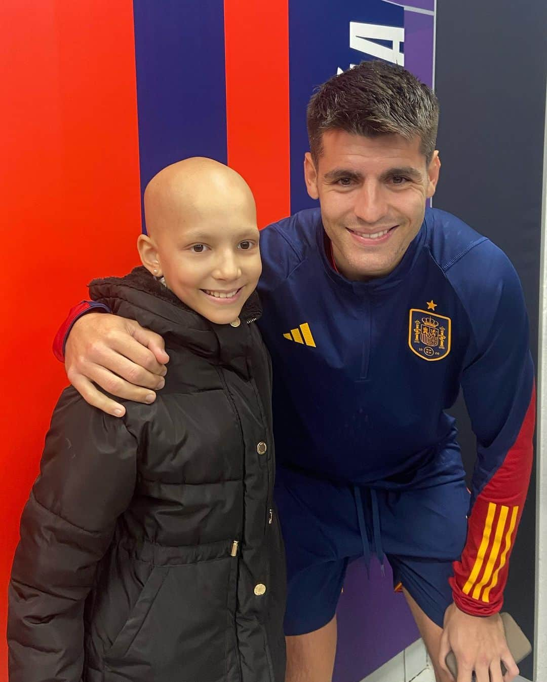 アルバロ・モラタさんのインスタグラム写真 - (アルバロ・モラタInstagram)「Anoche volvimos a vivir algo mágico en el partido de la selección española.  @alvaromorata , aunque siempre te guste hacer las cosas en silencio , quiero destacar una vez más tú grandeza y los valores que tienes. Esta semana nos invito a M4ria y a su familia para verle con la @sefutbol y tener un detalle con ella y con el pequeño Hugo que también lucha contra un tumor cerebral. Tuvimos la suerte de estar también con @rororiquelme10 al que después de compartir partido con su familia se entiende porque tiene esos valores y esa nobleza. Gracias una vez más por seguir cumpliendo los sueños de nuestra guerrera y por hacerla tan feliz. Alvaro eres sin duda una de las personas más grande que he conocido , un ejemplo para esta sociedad」11月20日 21時01分 - alvaromorata