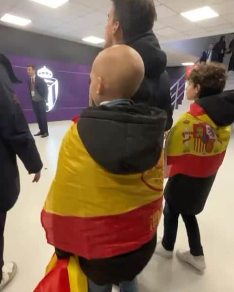 アルバロ・モラタのインスタグラム：「Anoche volvimos a vivir algo mágico en el partido de la selección española.  @alvaromorata , aunque siempre te guste hacer las cosas en silencio , quiero destacar una vez más tú grandeza y los valores que tienes. Esta semana nos invito a M4ria y a su familia para verle con la @sefutbol y tener un detalle con ella y con el pequeño Hugo que también lucha contra un tumor cerebral. Tuvimos la suerte de estar también con @rororiquelme10 al que después de compartir partido con su familia se entiende porque tiene esos valores y esa nobleza. Gracias una vez más por seguir cumpliendo los sueños de nuestra guerrera y por hacerla tan feliz. Alvaro eres sin duda una de las personas más grande que he conocido , un ejemplo para esta sociedad」