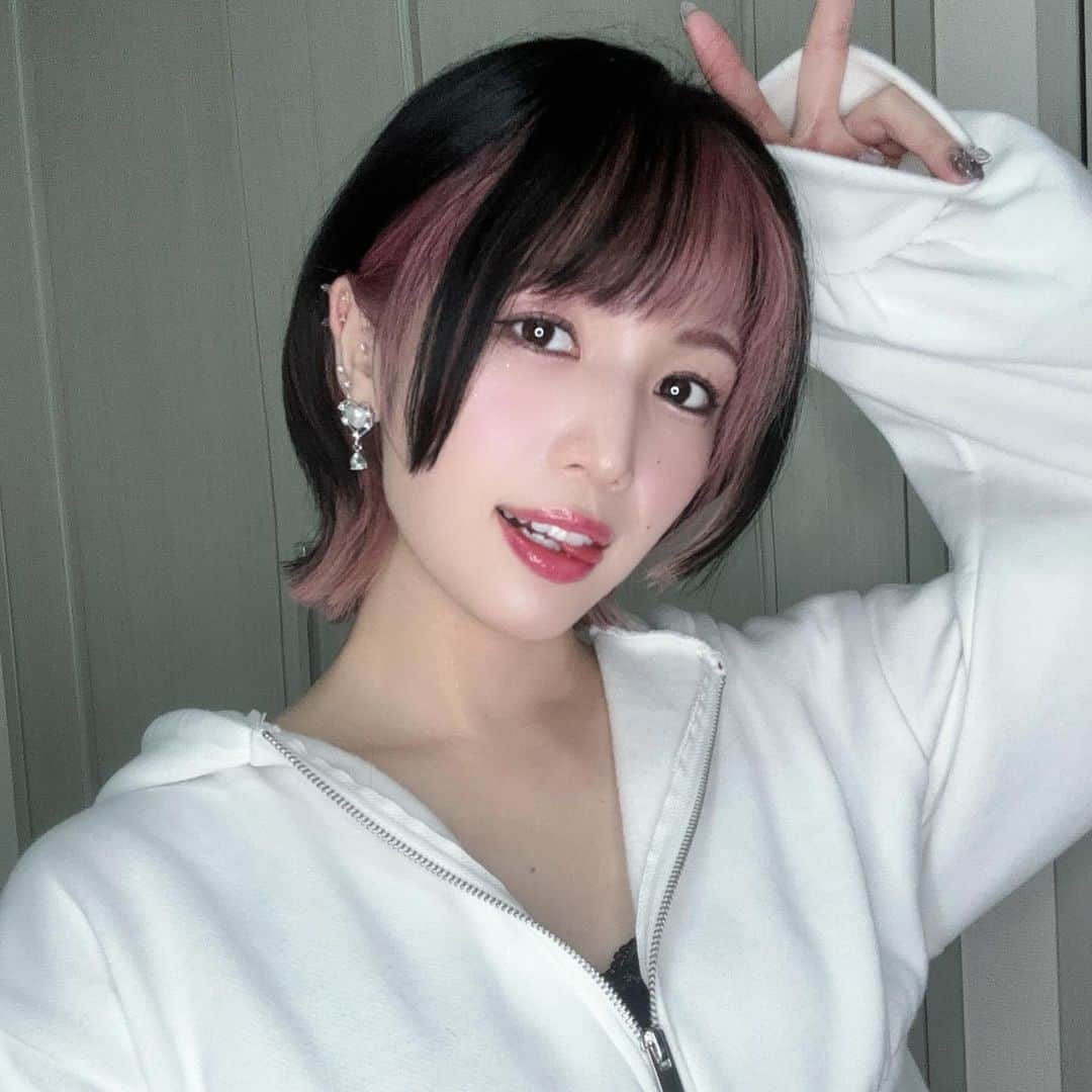 胡桃沢まひるさんのインスタグラム写真 - (胡桃沢まひるInstagram)「髪の毛切ったよ✂️  この短さもｲｲﾈ。 外ハネやっぱりしゆき。  #ぴんくへあー #ぴんく髪 #pinkhair #pink  #ウルフカット #ウルフボブ #黒髪 #instalike #insagood #followforfollowback #follwme #japan #japanese #cosplay #cosplaygirl #cosplayer #japanesegirl #4llowme」11月20日 21時05分 - mahiru104