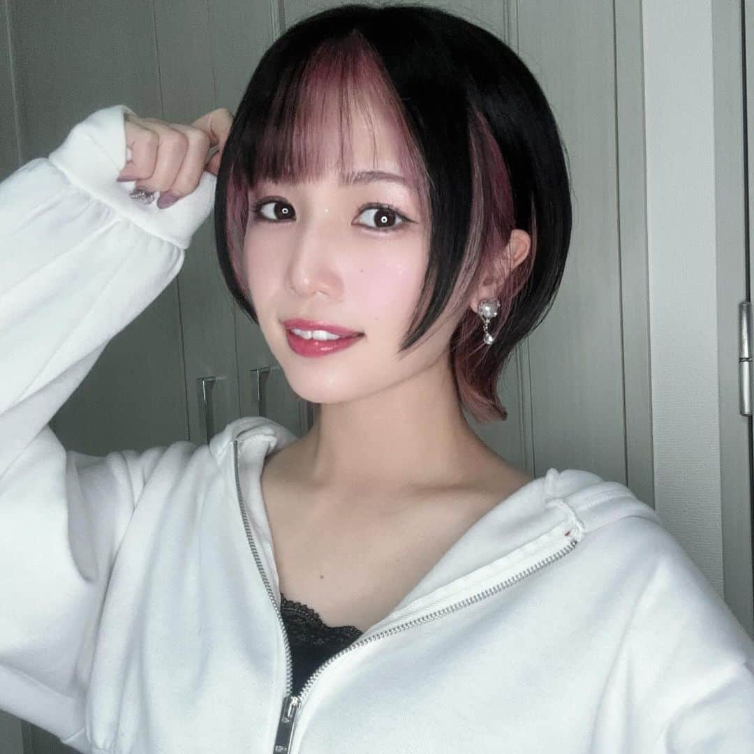 胡桃沢まひるのインスタグラム：「髪の毛切ったよ✂️  この短さもｲｲﾈ。 外ハネやっぱりしゆき。  #ぴんくへあー #ぴんく髪 #pinkhair #pink  #ウルフカット #ウルフボブ #黒髪 #instalike #insagood #followforfollowback #follwme #japan #japanese #cosplay #cosplaygirl #cosplayer #japanesegirl #4llowme」