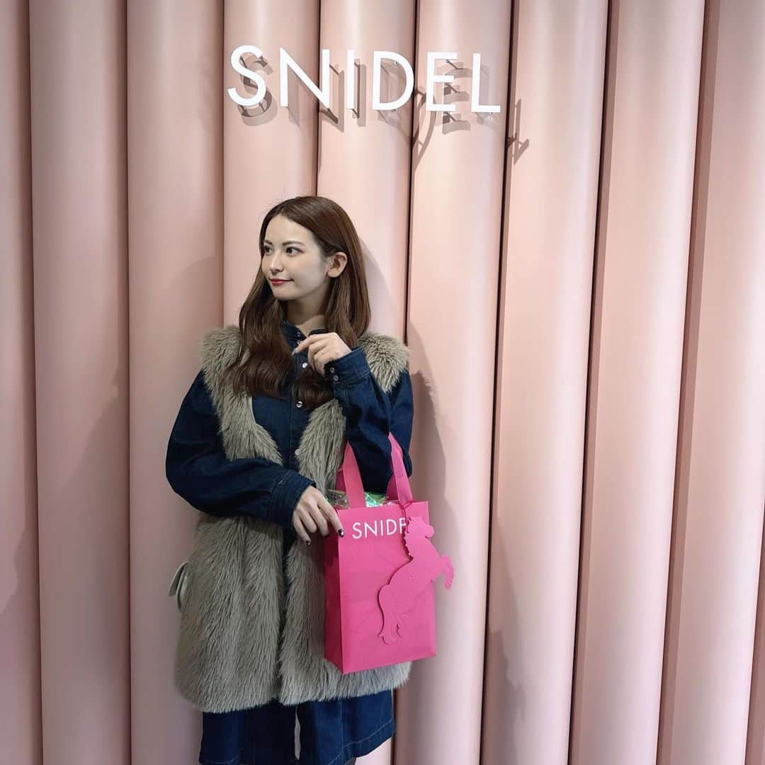 木下ひなこさんのインスタグラム写真 - (木下ひなこInstagram)「🎀💕  SNIDELの限定ホリデーイベント SNIDEL Snow Magic Holiday へ 遊びに行ってきました🫶  @snidel_official のホリデーコレクションは 冬のデートやパーティーで着たら テンション上がりそうなアイテムがたくさんあって 本当に可愛かったです🥹💕  限定ショッパーは23日(木曜日)からお店でもらえるみたい🫰  @snidelbeauty では クリスマスデートに大活躍してくれそうな ピンク×キラキラなアイテムが並んでいました🥰 プレゼントにも とってもピッタリだなと思ったよ👏  クリスマスがますます楽しみになった1日でした🎅💕  #PR#SNIDEL #スナイデル#23WinterSNIDEL#snowmagicholiday#POPUP#クリスマス#Christmas#holiday」11月20日 21時05分 - hinako_0525