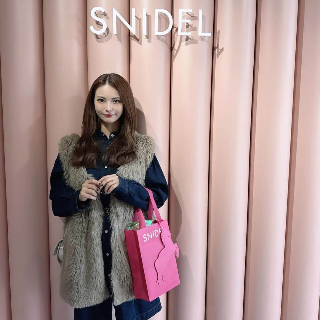 木下ひなこさんのインスタグラム写真 - (木下ひなこInstagram)「🎀💕  SNIDELの限定ホリデーイベント SNIDEL Snow Magic Holiday へ 遊びに行ってきました🫶  @snidel_official のホリデーコレクションは 冬のデートやパーティーで着たら テンション上がりそうなアイテムがたくさんあって 本当に可愛かったです🥹💕  限定ショッパーは23日(木曜日)からお店でもらえるみたい🫰  @snidelbeauty では クリスマスデートに大活躍してくれそうな ピンク×キラキラなアイテムが並んでいました🥰 プレゼントにも とってもピッタリだなと思ったよ👏  クリスマスがますます楽しみになった1日でした🎅💕  #PR#SNIDEL #スナイデル#23WinterSNIDEL#snowmagicholiday#POPUP#クリスマス#Christmas#holiday」11月20日 21時05分 - hinako_0525