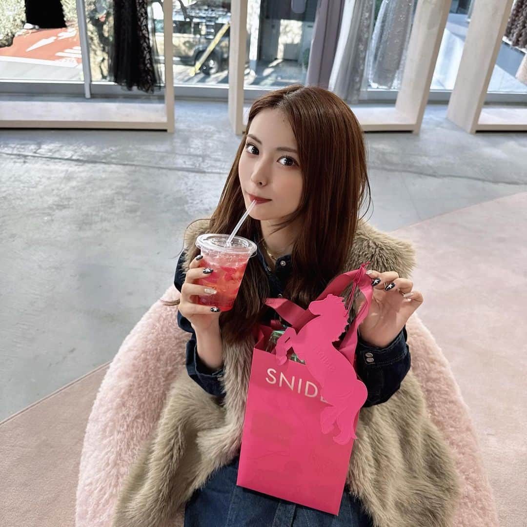 木下ひなこのインスタグラム：「🎀💕  SNIDELの限定ホリデーイベント SNIDEL Snow Magic Holiday へ 遊びに行ってきました🫶  @snidel_official のホリデーコレクションは 冬のデートやパーティーで着たら テンション上がりそうなアイテムがたくさんあって 本当に可愛かったです🥹💕  限定ショッパーは23日(木曜日)からお店でもらえるみたい🫰  @snidelbeauty では クリスマスデートに大活躍してくれそうな ピンク×キラキラなアイテムが並んでいました🥰 プレゼントにも とってもピッタリだなと思ったよ👏  クリスマスがますます楽しみになった1日でした🎅💕  #PR#SNIDEL #スナイデル#23WinterSNIDEL#snowmagicholiday#POPUP#クリスマス#Christmas#holiday」