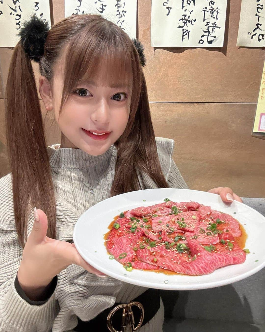 夕美しおんさんのインスタグラム写真 - (夕美しおんInstagram)「肉Dayദ്ദിᐢ- ̫-ᐢ₎  今回は、五反田の@yakiniku_iwashige さんにお邪魔しました！  いただいたのは、タンとタンおまかせコース！  もうタンづくしのサイコーのコースでした！꜀( ꜆ᐢ. ̫.ᐢ)꜆  タンってこんなに種類があって、こんなに味が違って、こんなに美味しいんだって、何回も驚かされた🫣  キムチ ナムル 特選黒タン炙り刺身　又は　特選黒タン炙りユッケ 特選黒タンのサイコロステーキ 特選タンのステーキ/ネギタン/ニンニクタンの3種盛り合わせ 牛タンつくね 本日の特選和牛焼肉3種盛り合わせ 　　(特選カルビ /特選ロース/ 得意のツラミ) 特選タンのシャブシャブ 牛タンタン麺 【特典】 其の一、並タン焼き　一人一皿無料 其の二、ご飯　 一人一杯無料  っていう内容だったよっ！  しおんはつくねがお気に入りだったー！  あとはしゃぶしゃぶ！ 焼肉屋さんでしゃぶしゃぶって斬新だよねっ！  みんなも行ってみてねദ്ദിᐢ- ̫-ᐢ₎  PR @yakiniku_iwashige  #タンとタン焼肉いわしげ #五反田グルメ #五反田焼肉 #五反田ディナー #五反田デート #五反田駅 #東京焼肉 #タン好き」11月20日 21時06分 - shion_yumi_