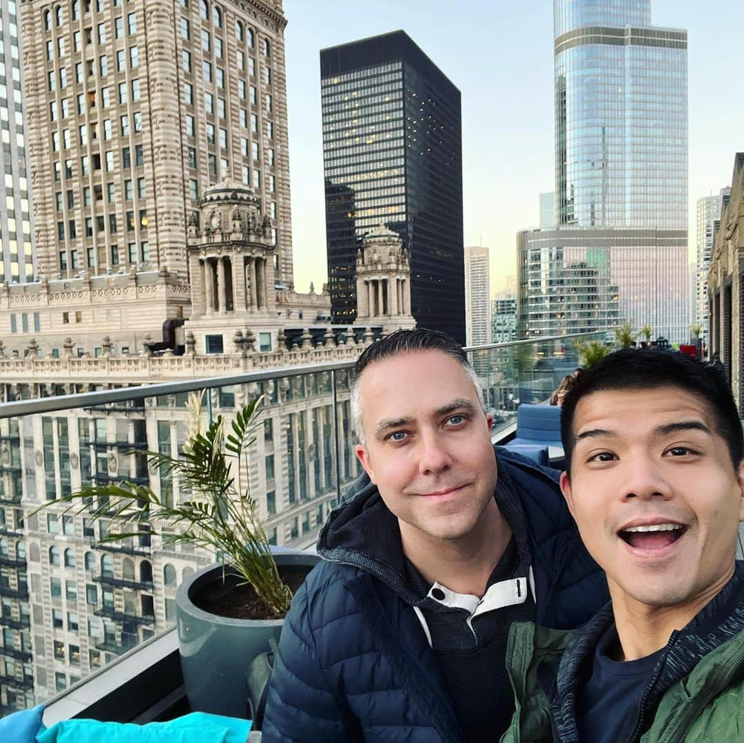 テリー・レオンのインスタグラム：「Chicago for 36 hours with @jamesababcock to catch up with some good friends - and scarf down some Chicago dogs! 🌭」