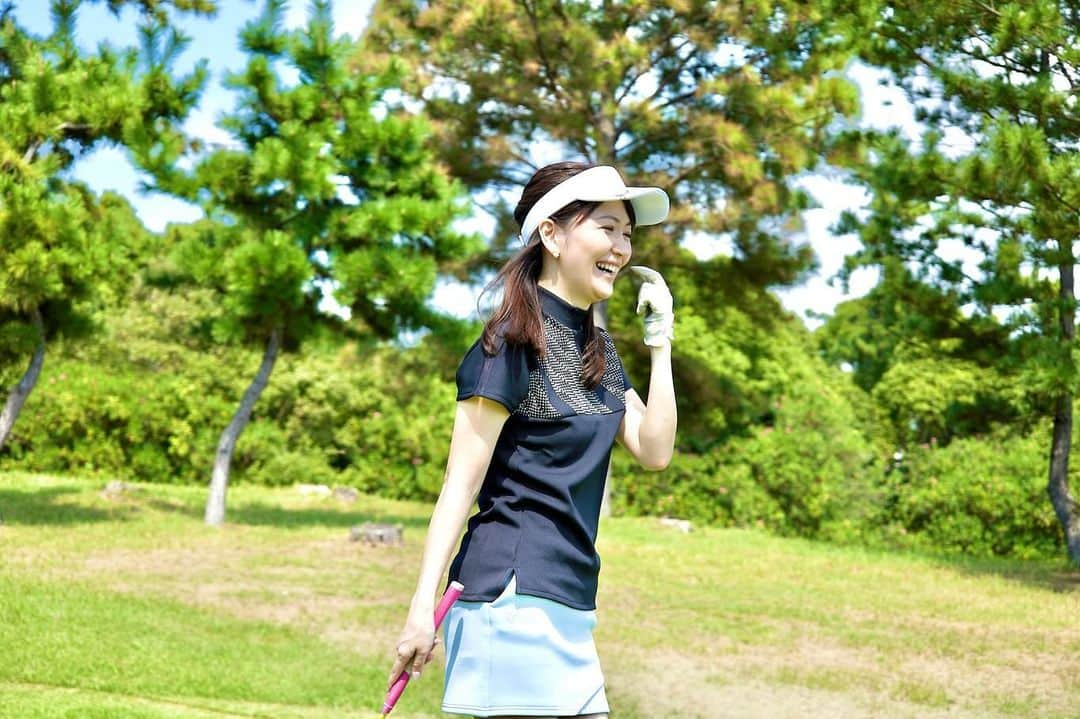 小倉星羅のインスタグラム：「シーズン到来🏌️‍♀️⛳️  Our [FAIR] WAY. Special Round 2023 FALL& WINTER ＿＿＿＿＿＿＿＿＿＿＿＿＿＿＿＿＿＿＿＿  フェアウェイの上ではいつだって自由。 どんなプレーも、どんなスタイルも、思うままに。 ただ必要なのは「 #ゴルフが好き 」という気持ちだけ。 フェアウェイは、自分らしさを表現するステージ。 自分らしいゴルフウェアを見つけよう。 ＿＿＿＿＿＿＿＿＿＿＿＿＿＿＿＿＿＿＿＿  @adidasgolfさんの コンペに参加させていただきました！ ひさしぶりに女子だけでのゴルフ🏌️‍♀️ ウェアはadidasでお揃い🥹  撮影も入っていただき、楽しいラウンドでした⛳️💕  スコアは6ホール目まで5オーバー✨ その後は…🤫  【WEAR】 ▇トップス :#BOSモチーフモックネックフレンチスリーブシャツ   初めてモックネックを着てみましたがラク‼︎笑   とにかく動きやすく日に焼けない！  なんで取りいれなかったのか後悔。笑  ▇ボトムス: #ダンボールニットラップスカート 　渋野日向子選手の真似をして♡  パーカーとセットアップで着るのが楽しみ🏌️‍♀️  📷たくさん撮っていただいたので載せていきます！ Photo: @marinko5589   #adidas #adidasgolf  #golfwear #アディダスゴルフ #OURFAIRWAY #ずっとゴルフ #giftedbyadidas @adidasgolf  @adidastokyo」