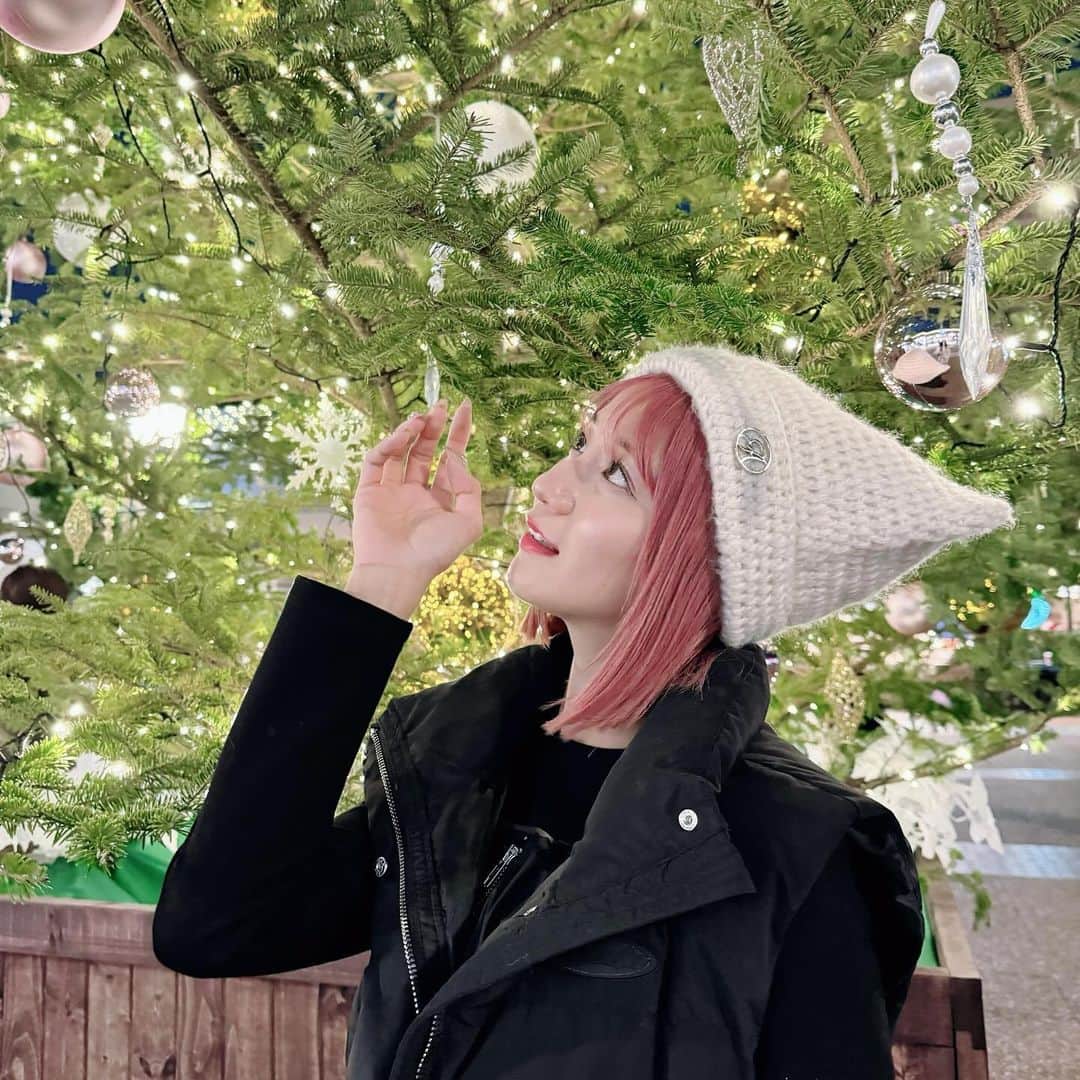 のインスタグラム：「🖤🖤🖤 . 今年初クリスマスツリー見かけた時♡  寒いね、もう冬だーーー  体調くずさずねっ . #mireinsta #星名美怜  #xmastree #xmas」