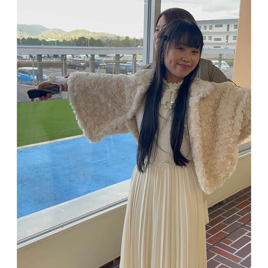 RIONのインスタグラム：「🌟昨日のHiKaRi裏話🌟  か「なんかこの服タイタニックみたいじゃない？」  私「かおりん、タイタニックやろうや。」  り「、、なんか違うくない？それ飛行機じゃない？爆笑」  そして「これ温かい気持ちいい〜！！」って私から離れないかおりん。 それを透かさず盗撮するりお姉ちゃん。  まあ〜、愉快だこと愉快だこと🤣笑笑 . .  #拡散希望RTお願いします #拡散希望RT #RION  #音大生　 #エレクトーン  #hikari  #音楽ユニット　 #Libraryconcert #山口県 #周南市  #徳山駅 #徳山駅前図書館　 #山口タレント図鑑　 #シンガーソングライター　 #弾き語り  #フォローお願いします  #タイタニック #なんか違うんよ」