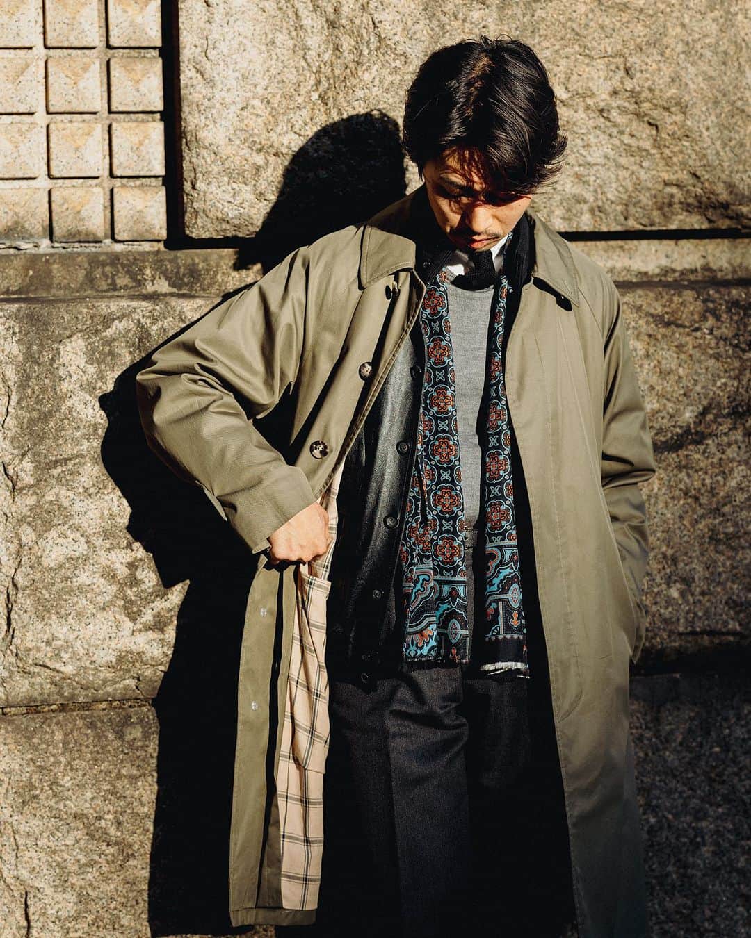 PITTI SNAP by BEAMSのインスタグラム：「Gentleman’s Outer 〜今、着たい。私の本命アウター。〜  BEAMS F バイヤー 村瀬太郎 @taro_murase   「古き良きクラシックムードが漂う〈グレンフェル〉のステンカラーコート。一枚袖のアーカイブモデルをベースに今の時代感を載せ、リファインした別注モデルです。生地に使用されているのは、ブランドの代名詞でもある高密度コットンギャバジン。防風性、耐水性など申し分ない機動力はもちろん、何より着込むほどに増していく特有の風合いが魅力。共に歳を重ねていくのが愉しい一着です。着脱可能なウールライナーで、長いシーズン着られる点も頼もしいポイントですね。様々な着こなしにハマるコートですが、今日は最近気分なレイヤードスタイルで。レザーとコットンの異なる素材感のコンビネーションをモノトーンでシックに纏めつつ、シルクのプリントストールで彩りを添えています。秋冬シーズンらしいレイヤードをシンプルなアイテムで都会的に、自分らしく装いました」  #mrbeams #beams #beamsf #brillaperilgusto #mensfashion #grenfell」