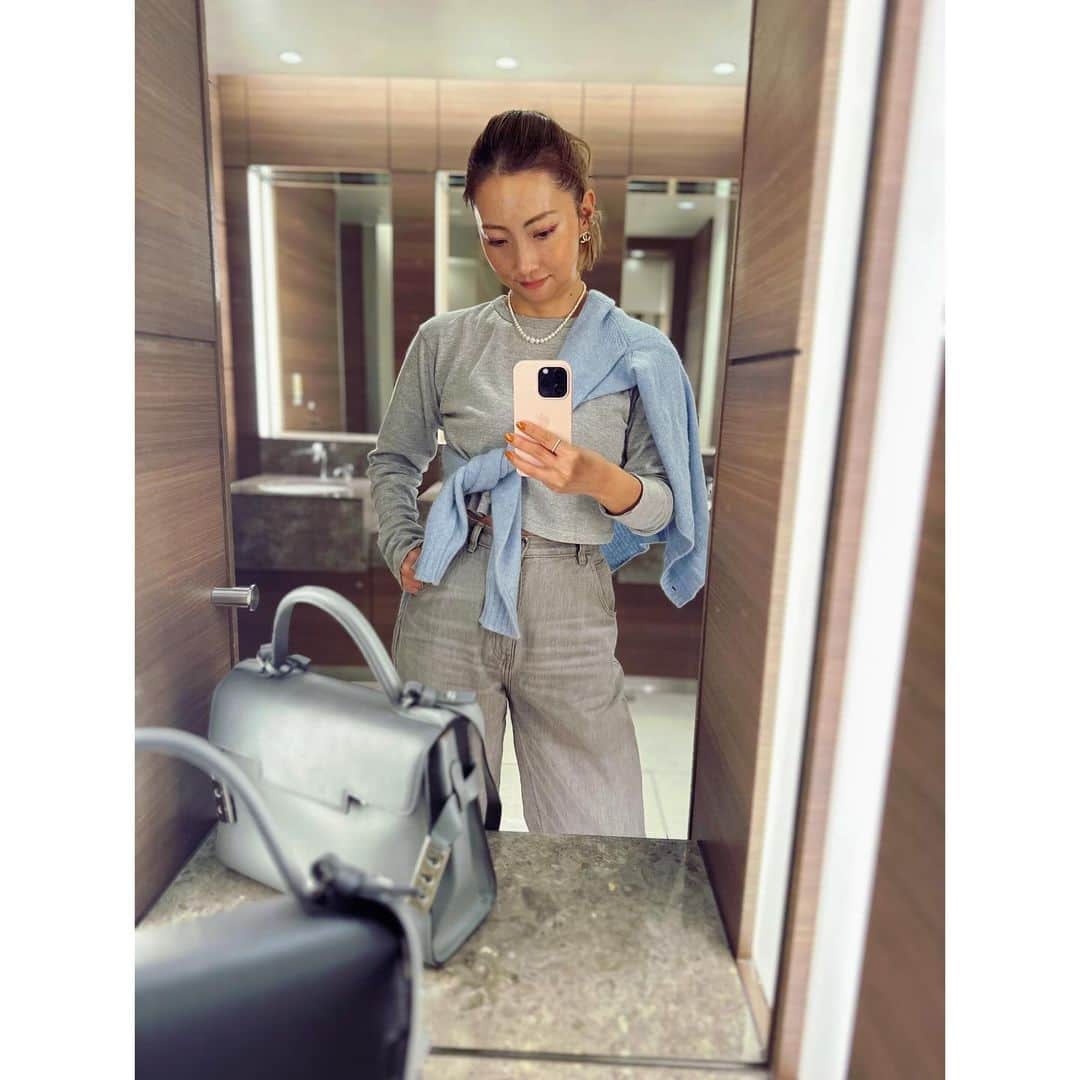 栗原佐知子のインスタグラム：「✴︎ 自分がグレー星人過ぎて…🤩 . 人待ち中に思わず🤳笑 . . #outfit #fashion #ootd #coordinate #instafashion #sea_japan #prada #studior330 #maayapearls #delvaux #コーディネート #コーデ #今日のコーデ #ファッション #秋コーデ」