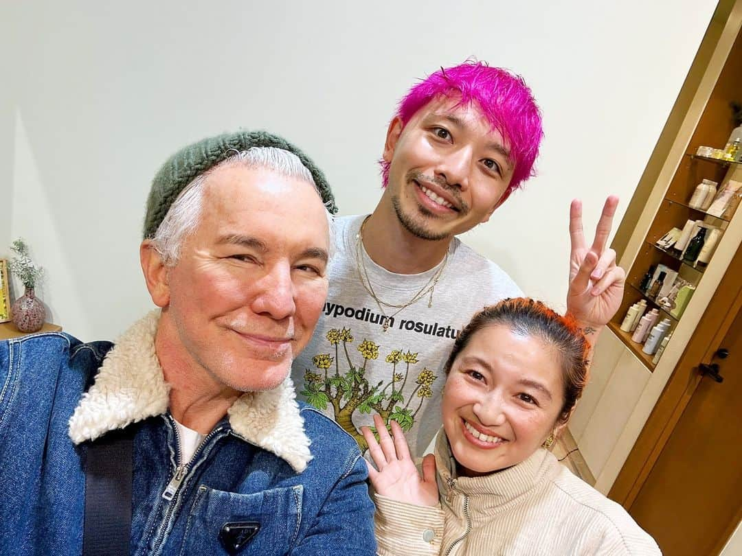 浜本忠勝のインスタグラム：「@bazluhrmann ❤️ Thank you so much for coming again 🙏🏻 I’m sooo happy to meet you 🥺✨ See you soon!🕺🏻🇯🇵 ✴︎ 以前、何年か前にwhyteにフラッと来てくれてから、今回またwhyteに訪れてくれました🥲✨✨ バズ・ラーマン監督の、作品は、華麗なるギャツビーやロミオとジュリエット、ムーランルージュやオーストラリア、最近だとエルヴィスなど、どれも大好きな作品ばかりで、こうやってまたお会いできて、覚えててくれて、whyteに来てくれたなんて、、 今年大変な事がたくさんあったけど、こんなに幸せなことはありません。 今まで頑張ってきて本当によかった😭✨ ありがとうございます！！ また絶対会いましょう❤️  #bazluhrmann #elvis #elvispresley #elvismovie #バズラーマン」