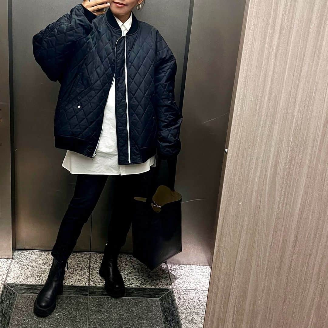 momokoのインスタグラム：「事務処理デー。 🎄ツリーをなんとか11月中に出せた💦  シャツ、レギンス、バッグは今季の @deuxiemeclasse   ブーツは去年 @lappartement_jp  にて購入😌」