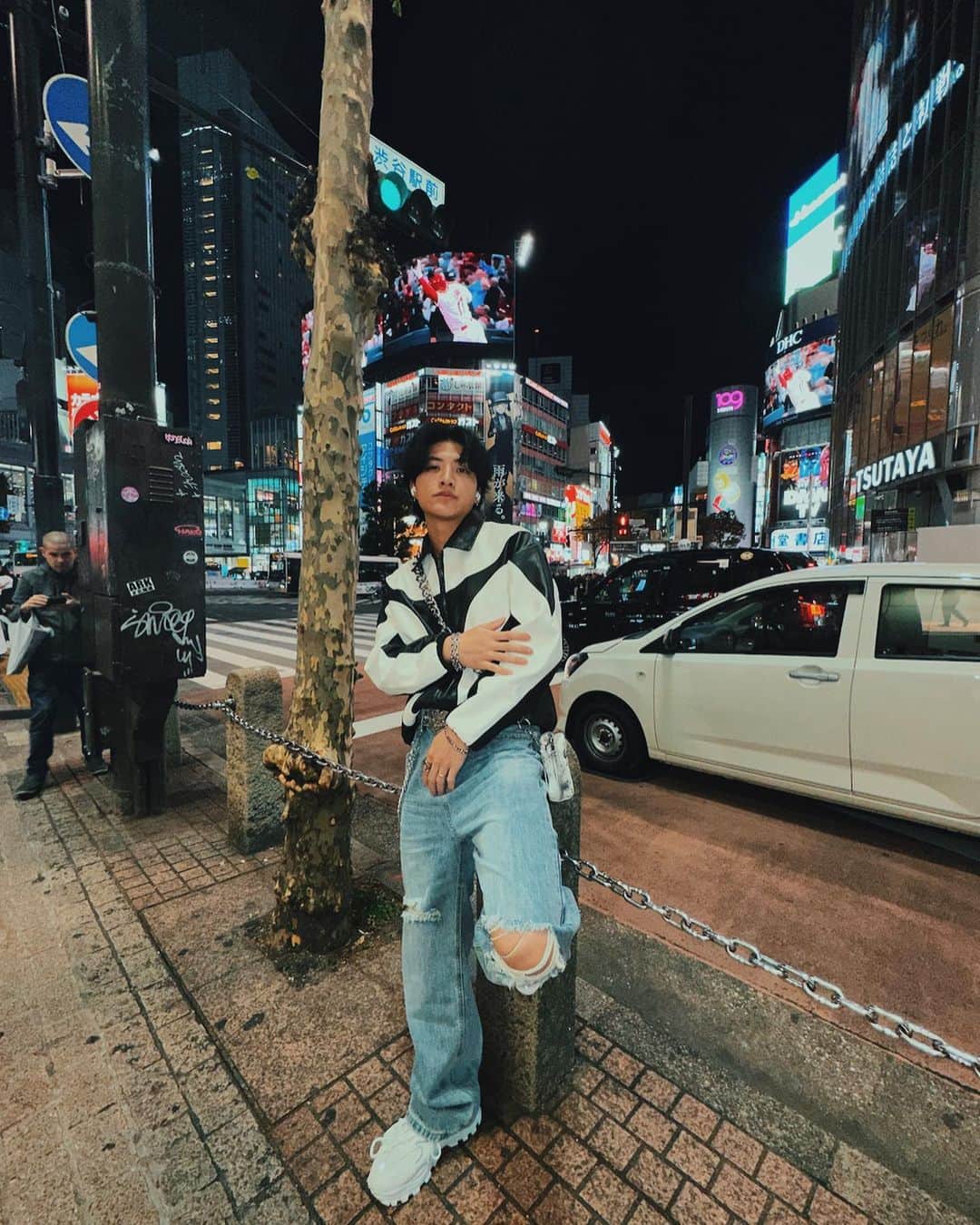 蓮池虎太郎さんのインスタグラム写真 - (蓮池虎太郎Instagram)「🎉SHEIN BLACK FRIDAYセール🎉  ・キャンペーン情報：11月17日から11月27日まで、SHEINのBLACK FRIDAYセールが開催します！  SHEIN30万点以上の人気アイテムが限定値下げています！最大90%OFFのアイテムも。  【本日の僕のファッション】  白黒ジャケットに最近流行りのでダメージデニムパンツを着てコーデしてみました！！✨️  靴は厚底でスタイル良く見えます！！  ・Jacket: 2248704  ・Denim: 21556491  ・Shoes: 24461171  コード【23BF134】番号  ※0-5999円で15%オフ, 6000円以上のご購入で20％オフ 利用期限:2023年11月10日〜2023年12月31日 ※SHEINアカウント１つにつき三回までクーポンご利用していただけます。”  #sheinblackfriday #shein購入品 #besheinモデル #sheingoodfinds #sheinforall #loveshein #ad #saveinstyle #sheinコーデ  #pr   @shein_japan @sheinofficial  @hitomi_lana_tokyo」11月20日 21時21分 - official_kotaro2004
