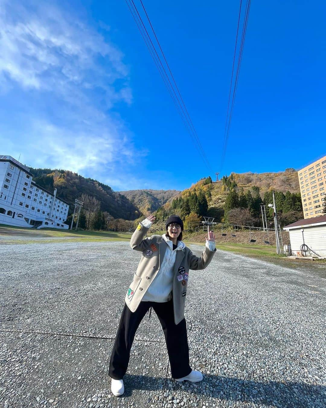 宮澤佐江さんのインスタグラム写真 - (宮澤佐江Instagram)「大雨予報だったのに晴れました🌞 小粒で甘くて艶々のコシヒカリうんまぁでした。 食べて食べて食べまくりました。 弾丸慰安旅行&お墓参りin新潟〜☺︎ ． #胃薬必須な慰安旅行 #ズボンの紐は結ばないタイプなんだね #コートは自分でワッペン貼ったよ #最近影の写真撮るのにハマってるっぽいね」11月20日 21時21分 - sae_3830