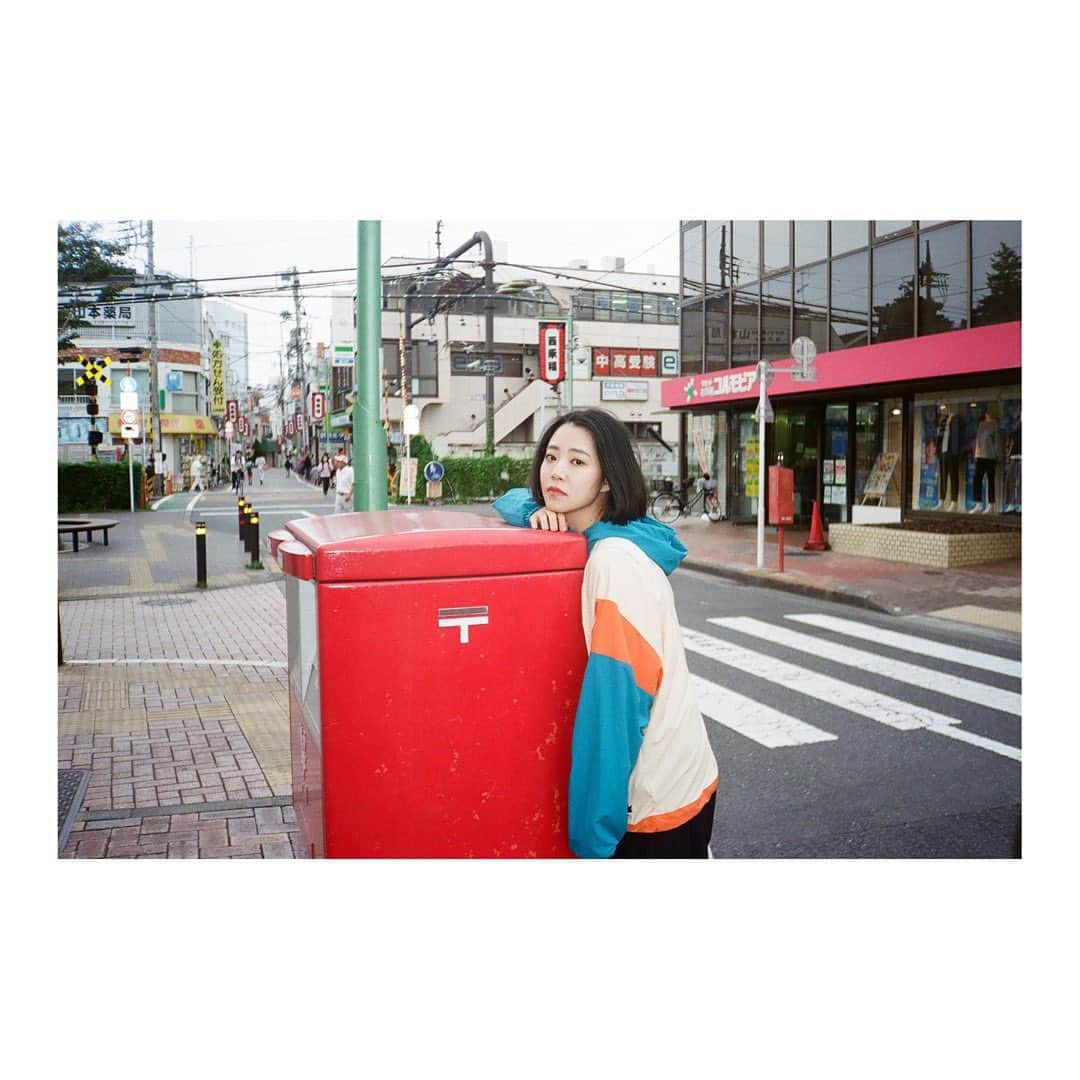 伴優香のインスタグラム：「📮📮📮  この写真たちは私がずっと住んでた 西永福〜桜上水での撮影でした◎  久しぶりに行ったらすごく懐かしくて😂 楽しいことも苦しいこともいっぱいあったので 胸がキューっとなった。  ここで過ごした日々は 私の中でかけがえのない時間だったと言えます。  東京に来て約12年。 まだまだ頑張らなきゃなと背中を押された気がした。  まだまだ頑張ります🕊️𓂃 𓈒𓏸  phot by @kohei_okmr   - - - - - - - - - - - - - - - - - - -  #filmphotography #film  #作品撮り #作品撮りモデル  #portrait #photography #photo #pic #ポートレート #被写体  #ファインダー越しの私の世界 #東京写真部 #tokyo  #여배우 #演员 #肖像 #黒髪ボブ #黒髪ショート #黒髪」