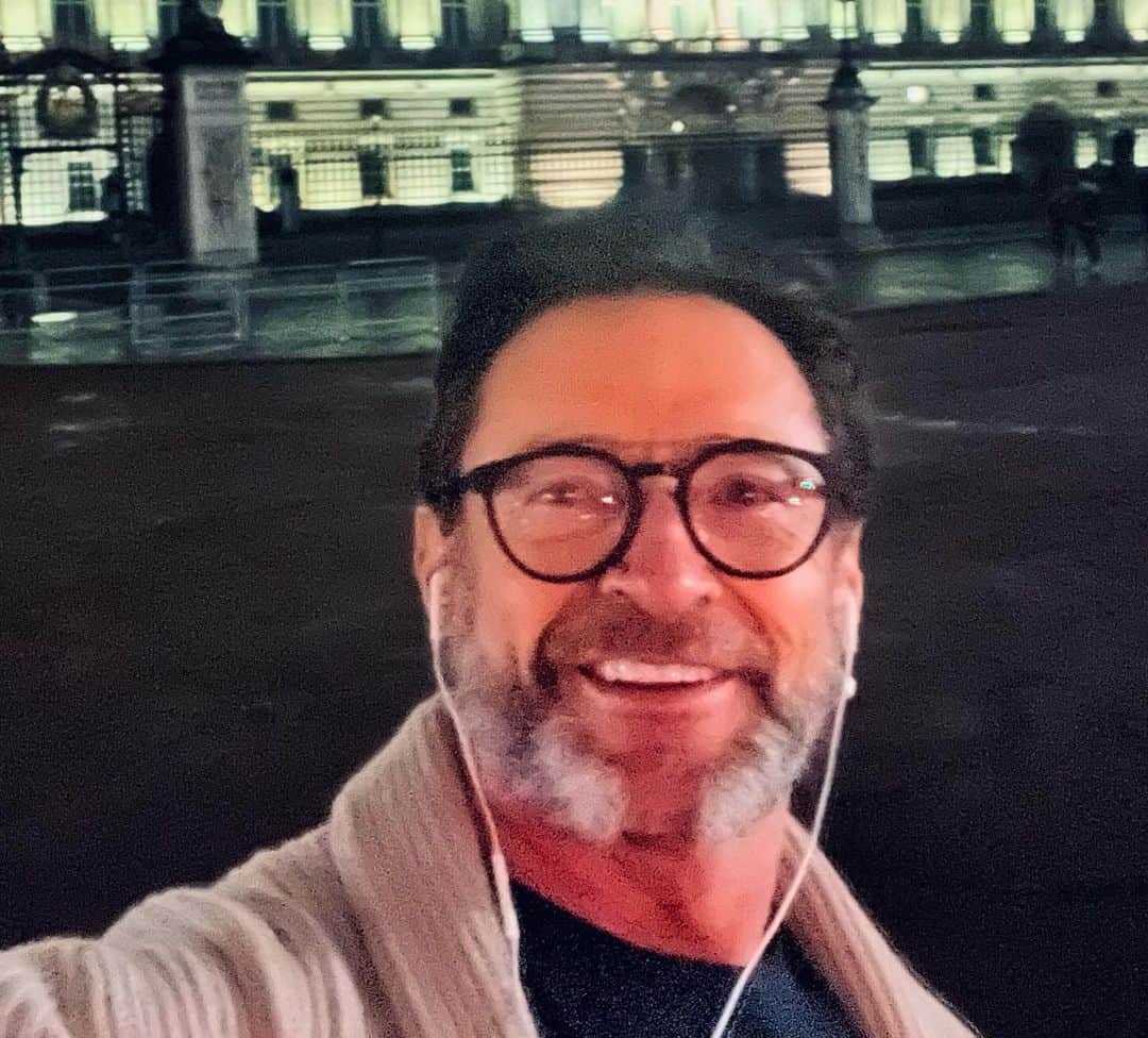 ヒュー・ジャックマンさんのインスタグラム写真 - (ヒュー・ジャックマンInstagram)「Sporting the chops can only mean one thing.」11月20日 21時21分 - thehughjackman