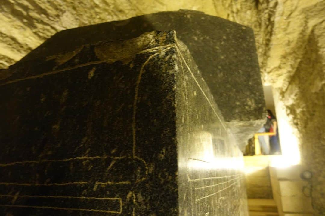 青山有紀さんのインスタグラム写真 - (青山有紀Instagram)「ピラミッド、スフィンクスと並ぶミステリーと言われる巨大地下回路、セラピウム。私でもかなり屈んで歩かないといけないほど狭い通路を進んだ先には天井高く広がる空間が。巨大な石棺が置かれた部屋が続きます。48ある石棺は200キロある蓋が開いた状態で発見され、中には何もなかったそうです。これこそアトランティスの記憶装置？超古代のエネルギーと叡智の宝箱？それとも…⁉︎ツアーの方々と語り合った、それぞれの考察が楽しいものです。エネルギーも電気の中にいるみたいに相当強く、かなり印象に残った空間。1番奥の石棺が黒曜石で作られていたのも見逃しませんでした。  そしてエジプト料理ランチ🍽️ #縄文 #セラピウム」11月20日 21時17分 - yukiaoya