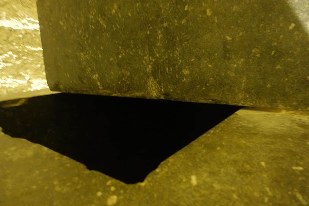 青山有紀さんのインスタグラム写真 - (青山有紀Instagram)「ピラミッド、スフィンクスと並ぶミステリーと言われる巨大地下回路、セラピウム。私でもかなり屈んで歩かないといけないほど狭い通路を進んだ先には天井高く広がる空間が。巨大な石棺が置かれた部屋が続きます。48ある石棺は200キロある蓋が開いた状態で発見され、中には何もなかったそうです。これこそアトランティスの記憶装置？超古代のエネルギーと叡智の宝箱？それとも…⁉︎ツアーの方々と語り合った、それぞれの考察が楽しいものです。エネルギーも電気の中にいるみたいに相当強く、かなり印象に残った空間。1番奥の石棺が黒曜石で作られていたのも見逃しませんでした。  そしてエジプト料理ランチ🍽️ #縄文 #セラピウム」11月20日 21時17分 - yukiaoya