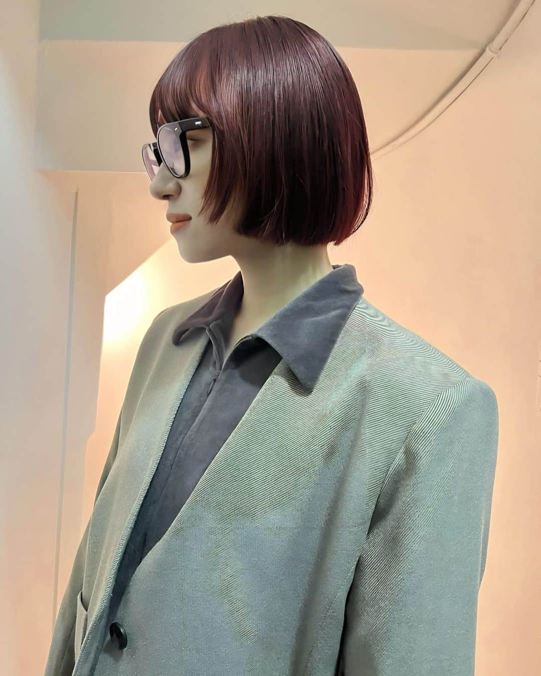 マツオモモコさんのインスタグラム写真 - (マツオモモコInstagram)「Front rising bob / deep cherry🍒 . 楽しみな旅行前のhair changeありがとう🫶🏻 . . #hair #cut #color #bob #ボブ」11月20日 21時18分 - matsuo_momoko