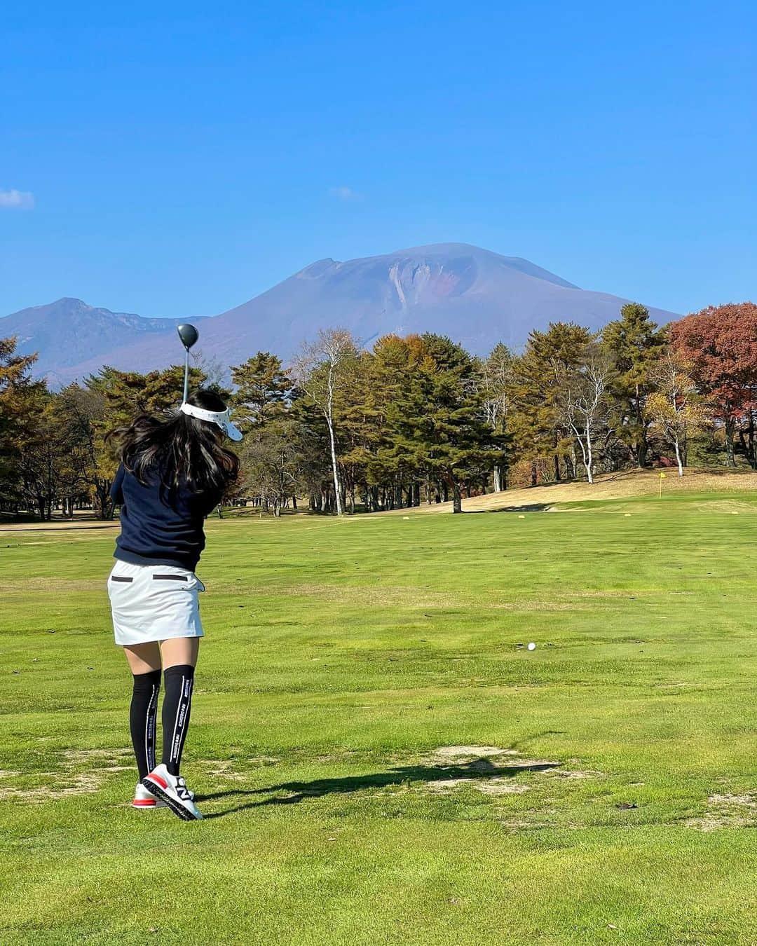 大庭絃子さんのインスタグラム写真 - (大庭絃子Instagram)「今シーズン72納め⛳️ ⁡ ショートで初バーディー取った日🫶 たまたまとはいえ嬉しい！ ⁡ #軽井沢72#karuizawa #軽井沢ゴルフ#紅葉#ゴルフ初心者#ラウンド#ゴルフ#キャロウェイコーデ#ゴルフスイング#ゴルフコーデ#ゴルフ女子#autumnleaves🍂」11月20日 21時30分 - itokooba