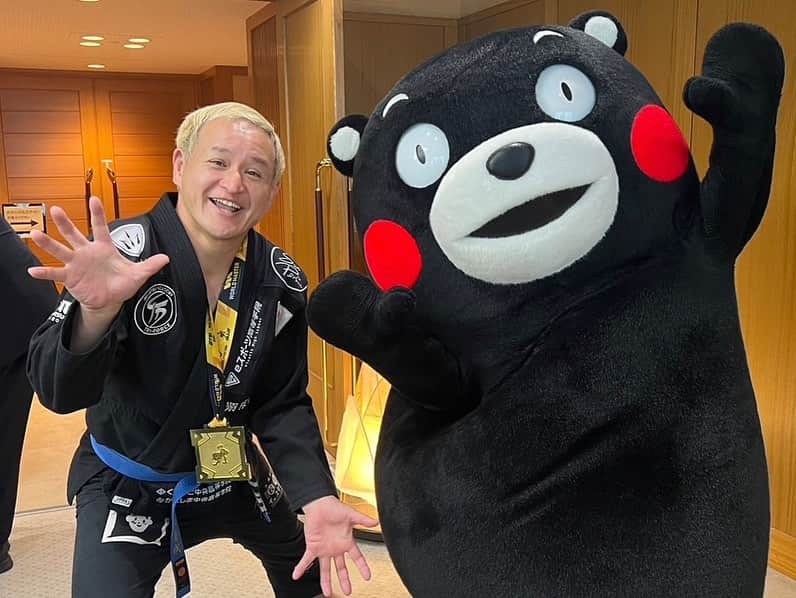 福島善成さんのインスタグラム写真 - (福島善成Instagram)「本日は熊本県庁　表敬訪問でした！ 県知事、副知事、ありがとうございました！ くまモンとの柔術対決！ 初めてタップとりました！ ありがとうございました！ 最後はウチの両親と！ 浜島さんが母親にリストロックをかけているのに 手を握られていると勘違いして喜んでいるいる母親の顔です。 かあちゃん！それあと1秒で骨折られる技だぜ！！！  押忍！」11月20日 21時22分 - fukushimayoshinari