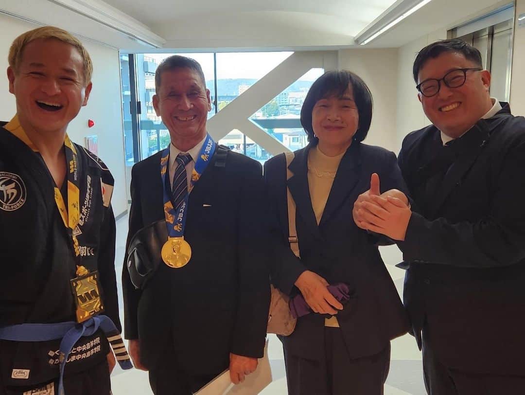 福島善成さんのインスタグラム写真 - (福島善成Instagram)「本日は熊本県庁　表敬訪問でした！ 県知事、副知事、ありがとうございました！ くまモンとの柔術対決！ 初めてタップとりました！ ありがとうございました！ 最後はウチの両親と！ 浜島さんが母親にリストロックをかけているのに 手を握られていると勘違いして喜んでいるいる母親の顔です。 かあちゃん！それあと1秒で骨折られる技だぜ！！！  押忍！」11月20日 21時22分 - fukushimayoshinari
