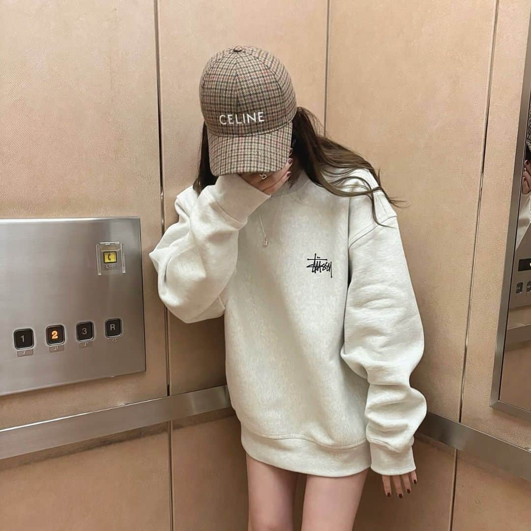 Maiのインスタグラム：「・ この前の📷  大きめスウェットとキャップのコーデ好きー🤎  質問頂いてましたが、stussyは近くに店舗が無いのでstussyのオンラインで買うことが多いです💫  コーデの詳細はブログに書いてます📝  #stussy #celine #celinebyhedislimane」