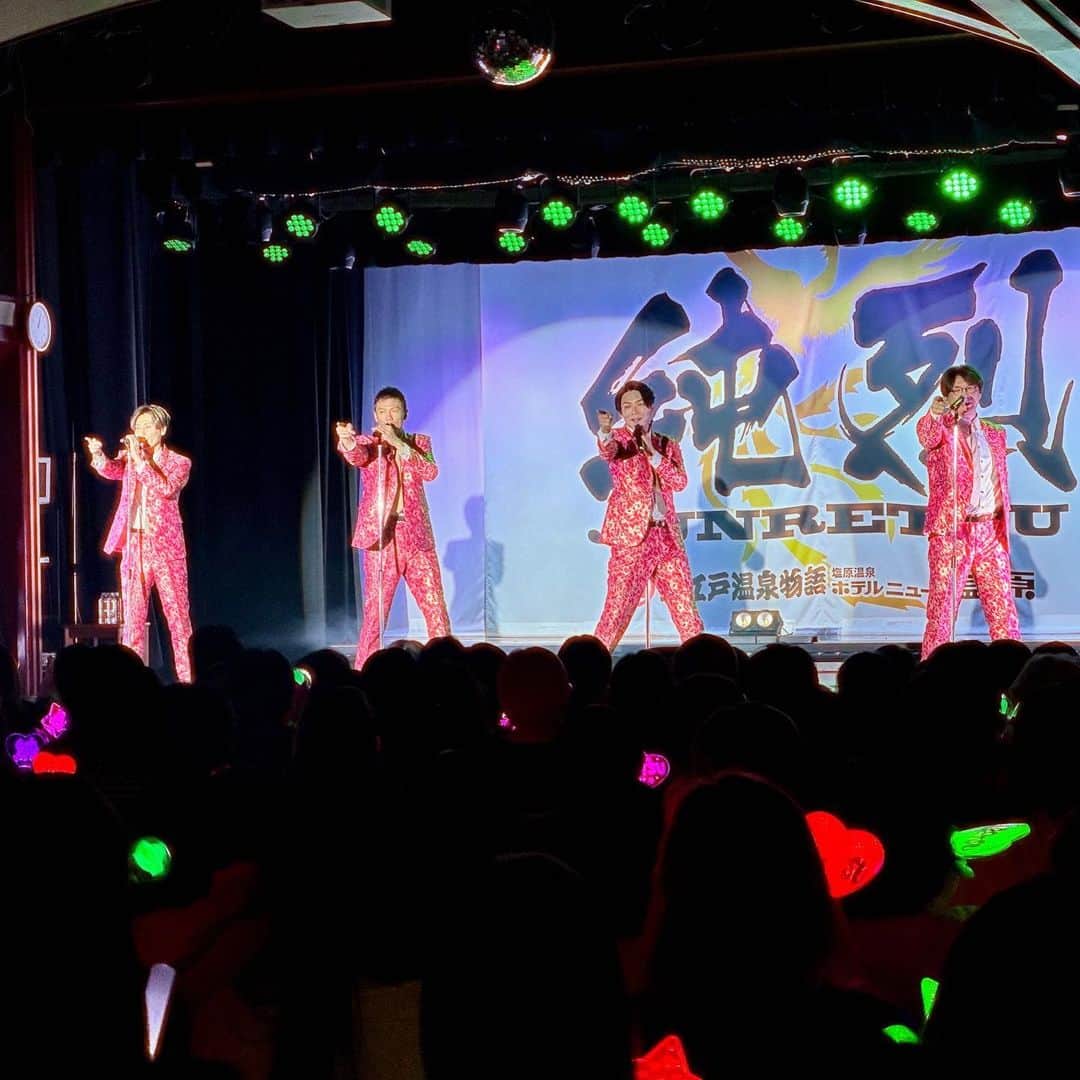 純烈さんのインスタグラム写真 - (純烈Instagram)「💜❤🧡💚  #本日の純烈 は…  ｢純烈 温泉ライブVol.22｣ @大江戸温泉物語ホテルニュー塩原  お越し頂いた皆さま、施設をご利用の皆さま、スタッフの皆さま！  ありがとうございました😊✨  今年もたくさんお世話になったホテルニュー塩原さん。  <第74回 NHK紅白歌合戦>出場決定をケーキでお祝いしていただきました🎂  本当に温かいスタッフさんばかり☺️  今日はそんなケーキと、ライブ中のメンバーの写真です📷✨   #温泉ライブ  #ホテルニュー塩原  #大江戸温泉物語   #純烈  #酒井一圭  #白川裕二郎  #後上翔太  #岩永洋昭」11月20日 21時22分 - junretsu_official