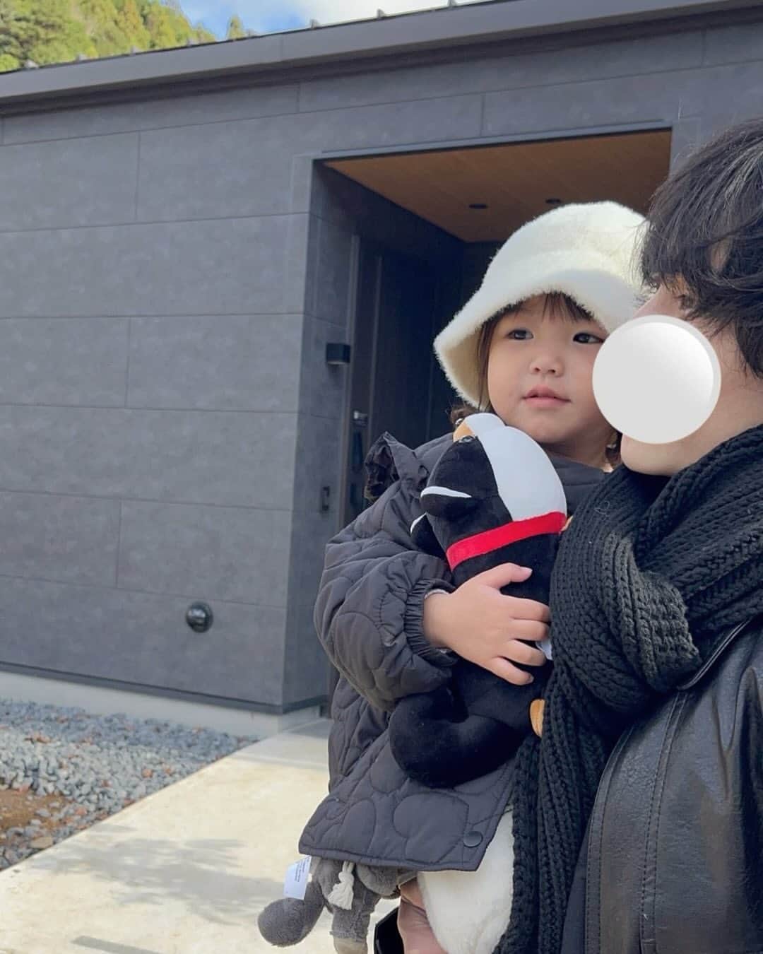 はやめいのインスタグラム：「. 「👦🏻さんのお顔を拝見したいです！」 「今後公開する予定はないですか？」 とよく言っていただくのですが  ぜっったい隠したい！！とかではなく 普通にお勤めしている方なので 迷惑がかかったりしたらいやだなぁ と思い私の意思ではじめから お顔を隠させていただいていました 💭 ですがオッケーもらったので お目元だけ （ ᵔᵔ ） ♡  眩しそうなふたりが可愛い 🫶🏻  いつもどんな時も気持ちに 寄り添ってくれる彼の存在に 私も娘もすごく感謝しています 😌」