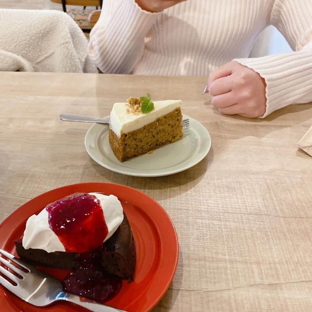 池田楓のインスタグラム：「♡  ケーキとわたしの手✊🏻 カメラに気づくとピースしか出てこなくなります☺︎  #SKE48 #名古屋 #アイドル #カフェ #cafe #ケーキ #ブラウニー #レストラン #冬コーデ #ピンク #pink  #ナイスクラップ #niceclaup」