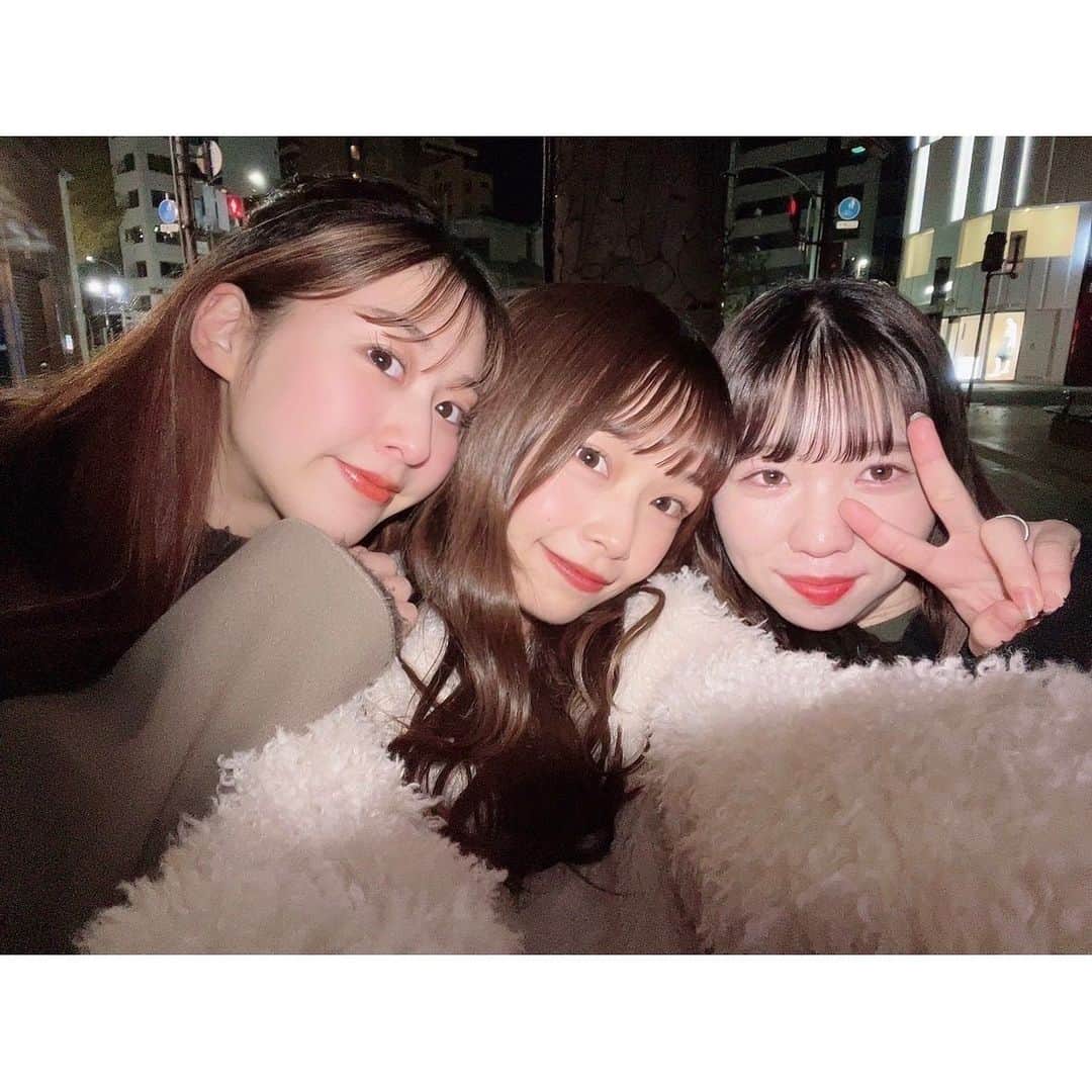 咲奈のインスタグラム：「 高校3年間担任してくださった先生と久しぶりに🍻♡  ずっと一緒に居た友達と先生とたくさん喋って笑ってる空間が幸せすぎた。。💞 つぎはもぎも！！今週も楽しみ🫶🏻」