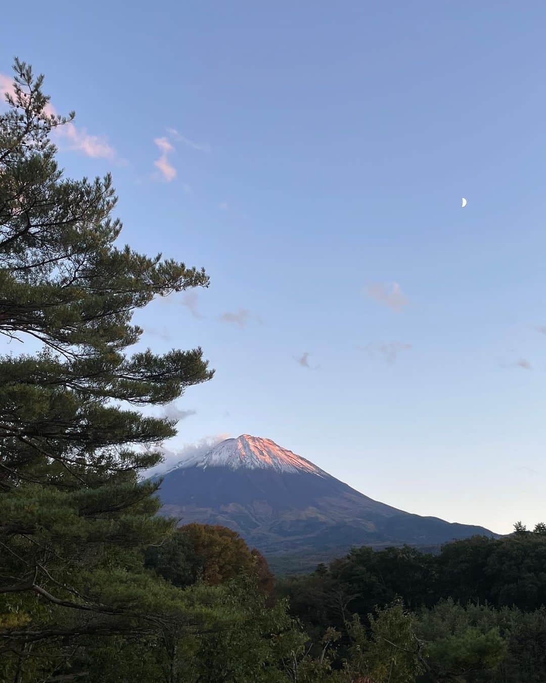 橋本香澄のインスタグラム：「. 全然更新出来てないの 悔やまれる〜〜 頑張ってデジタル人間なるからね💻✌︎ . #mtfuji #fuji #富士山 #autumn #fall #japan」