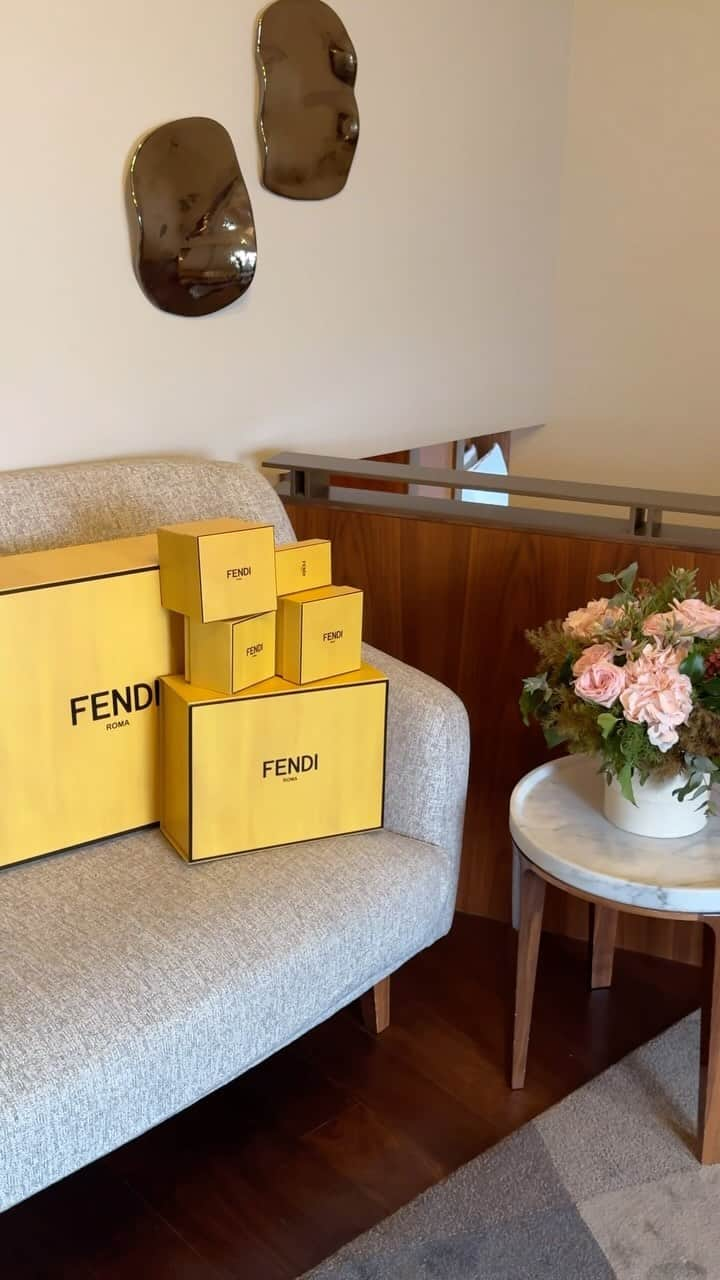 Tamara Kalinicのインスタグラム：「The most exciting time of the year has officially begun with unboxing this incredible @fendi festive gift! You can create a little advent moment for yourself or your loved one with lots of little boxes that finishes in a spectacular crystallised Peekaboo! Can’t wait to wear this beauty @mrkimjones​ @silviaventurinifendi @delfinadelettrez​ #FendiGifts ad」